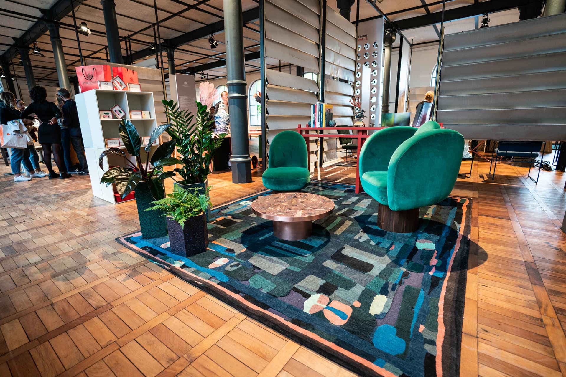 AD House of Crafts Lounge-Bereich mit Pflanzen