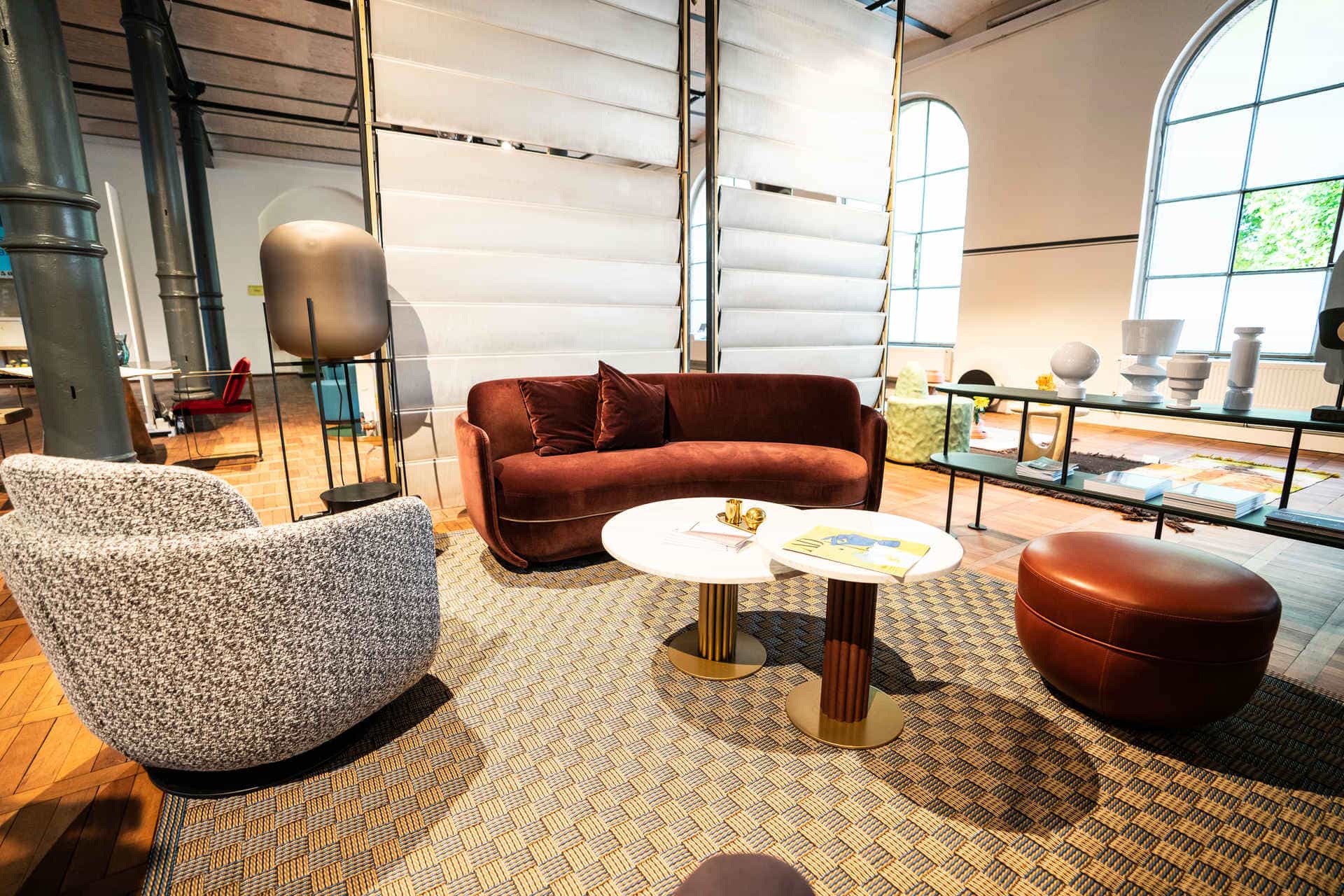 AD House of Crafts - Stilvolle Bar mit Projektionen im Hintergrund