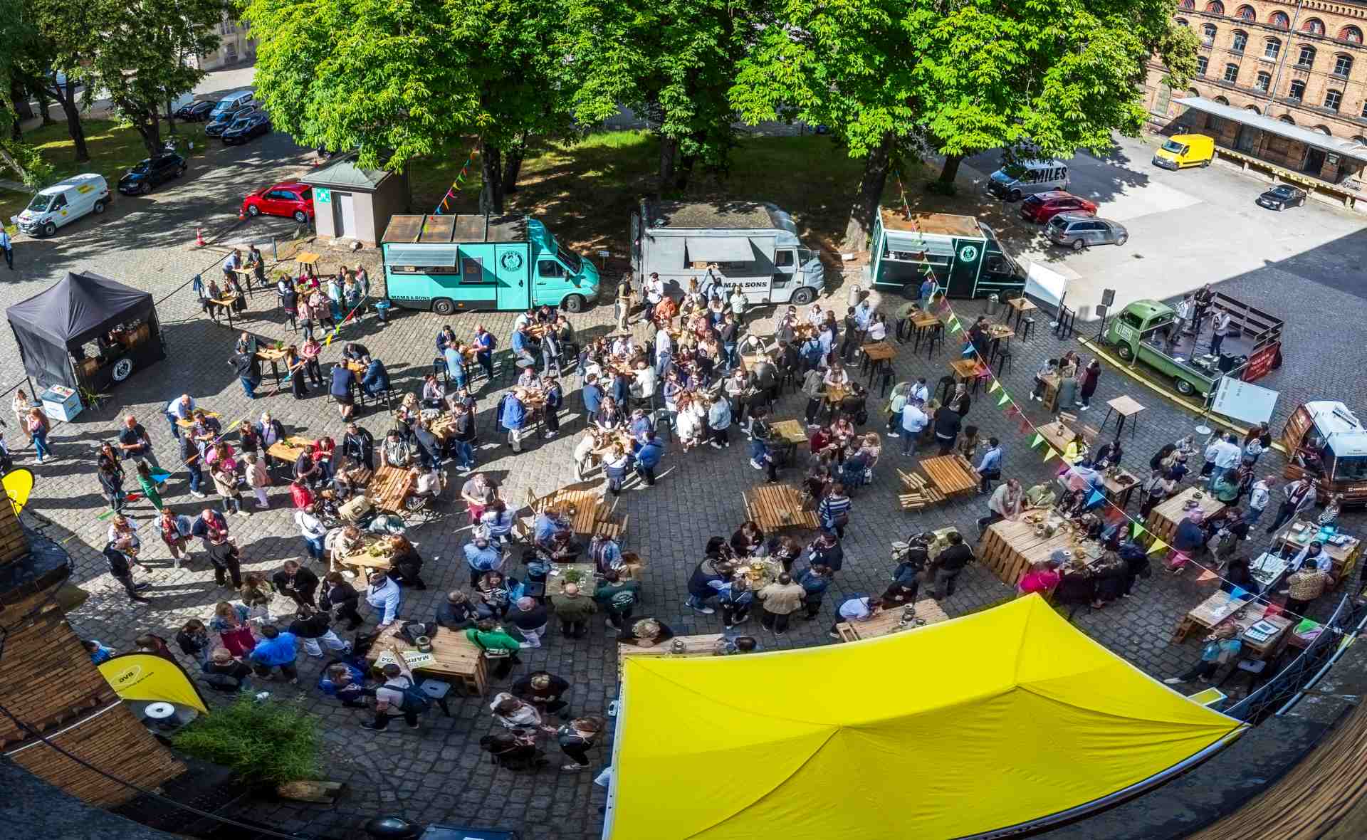 Außenbereich, Terasse, Courtyard in der Heeresbäckerei, viele Personen bei einem Sommerfest