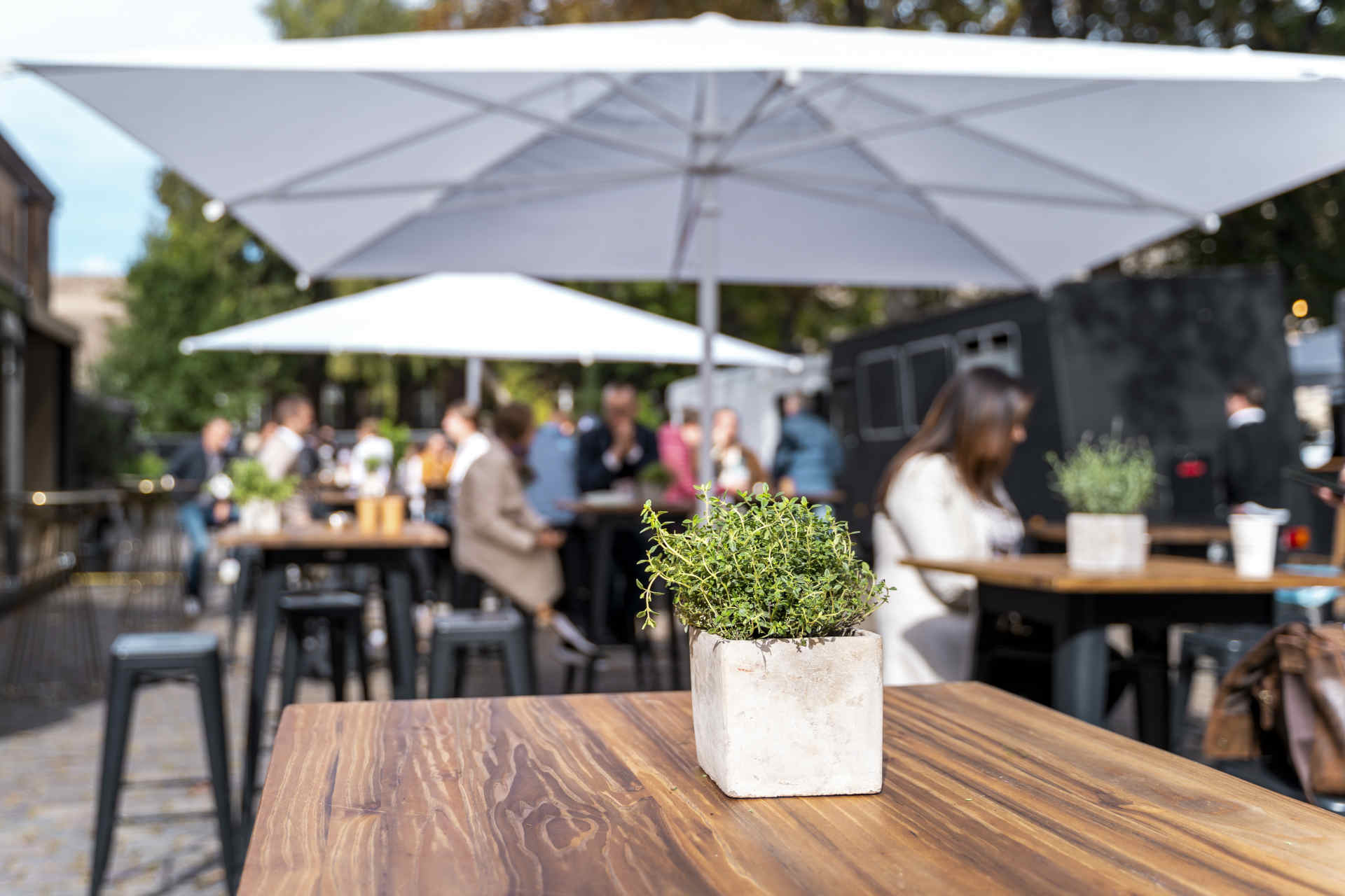 Eventsaal mit atmosphärischer Beleuchtung und Menschen während einer Veranstaltung.