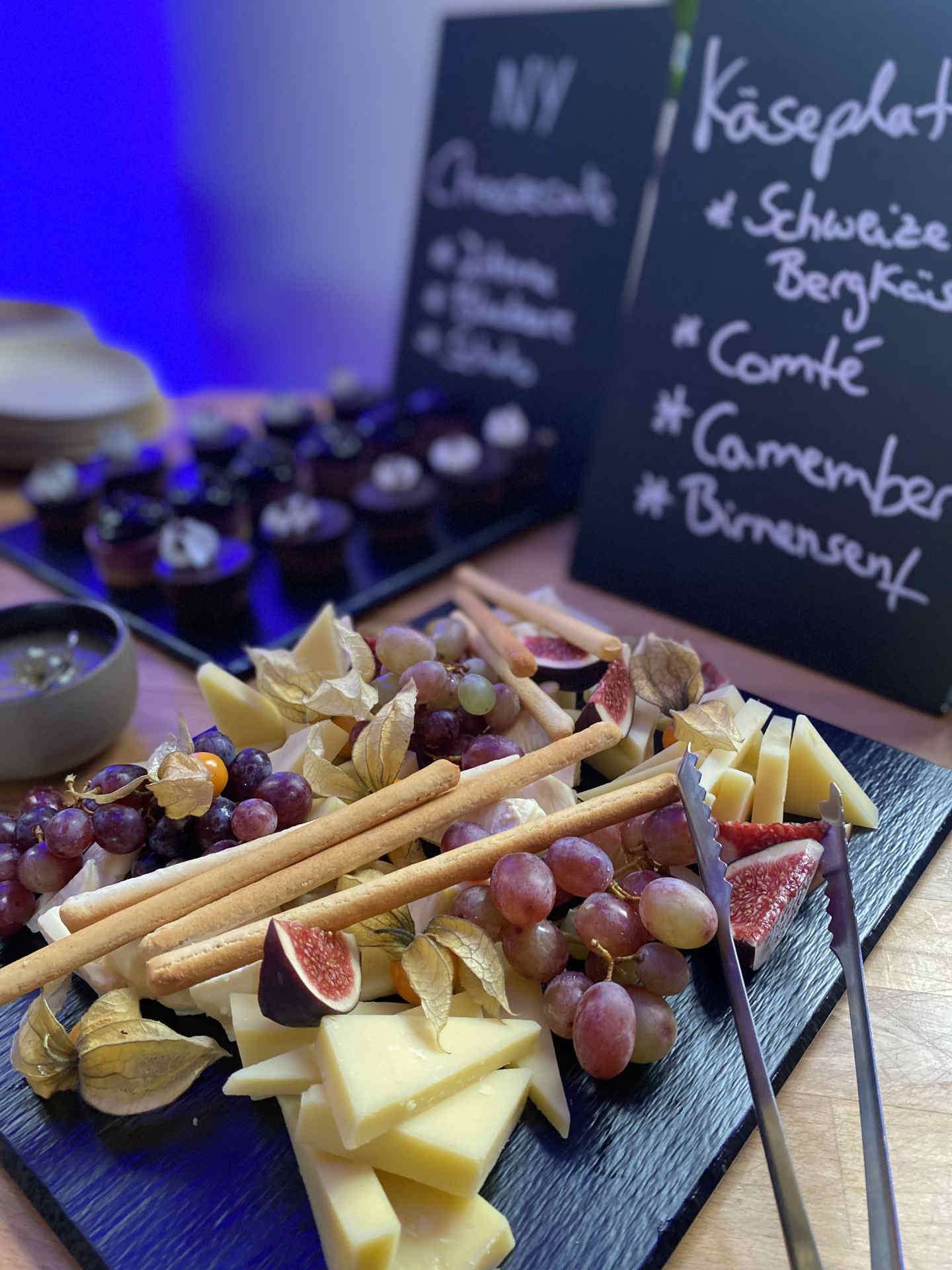 Buffet mit vielen verschiedenen Speisen