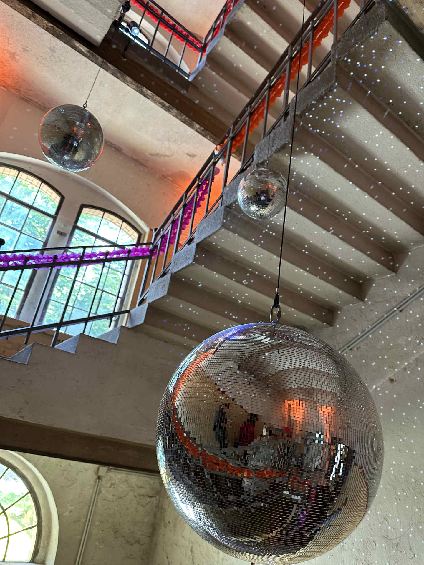 Aufgeklappter Fächer auf einem Sitzwürfel