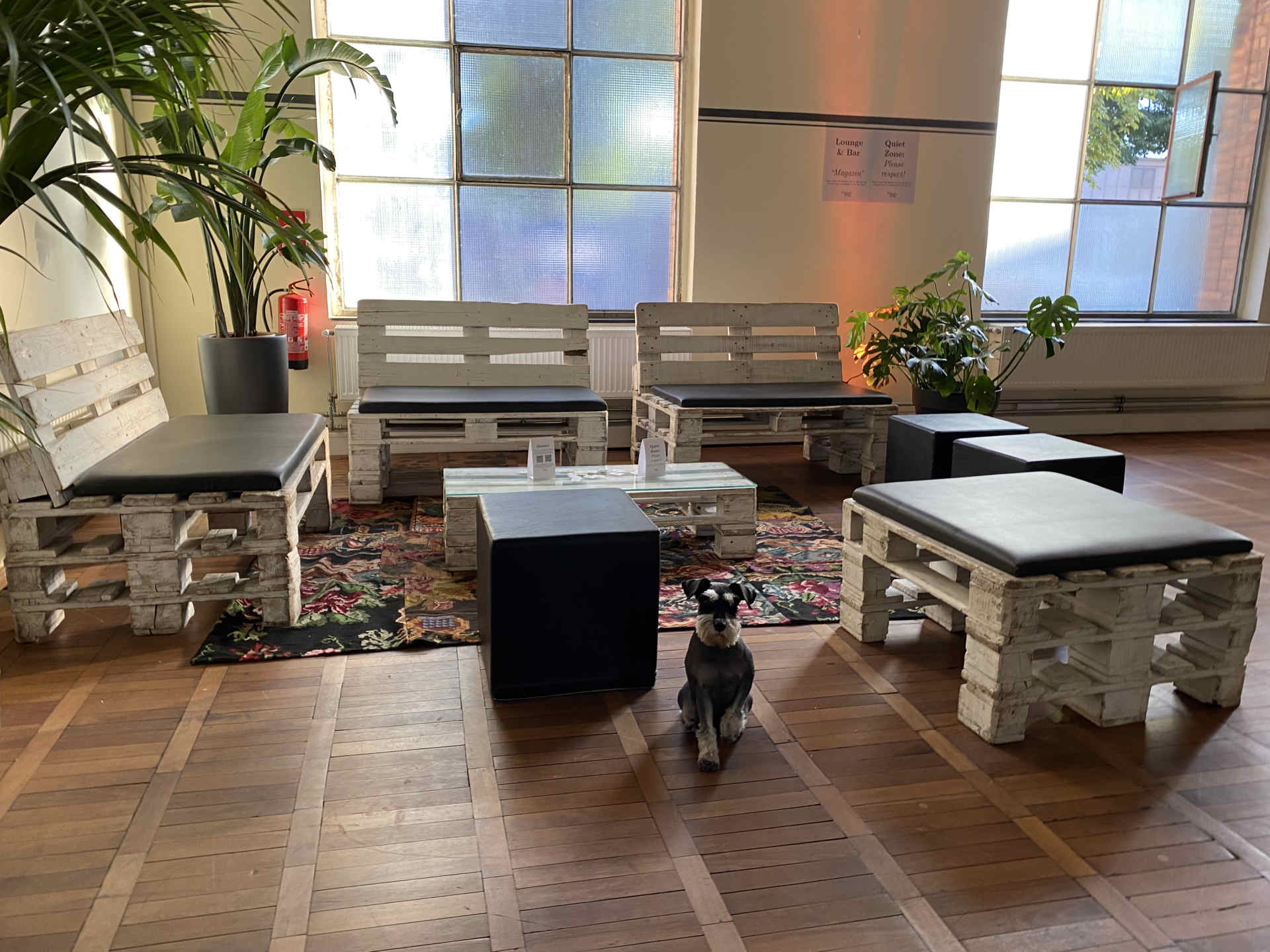 Blick in die Höhe eines Treppenhauses, dekoriert mit mehreren Discokugeln