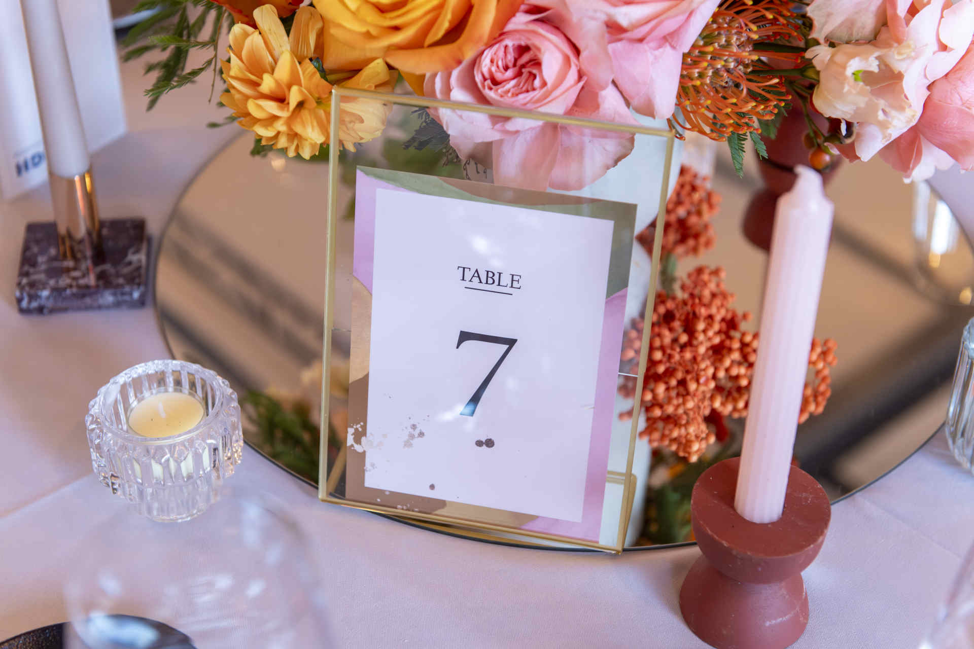 Tischnummer auf einem gedeckten und dekorierten Dinnertisch