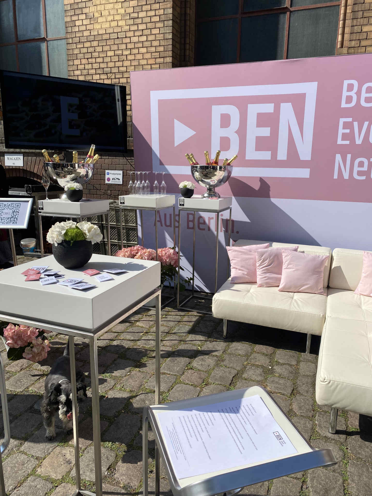 Außenbereich bei schönem Wetter mit Stehtischen und kleinen Pflanzentöpfen als Tischdeko