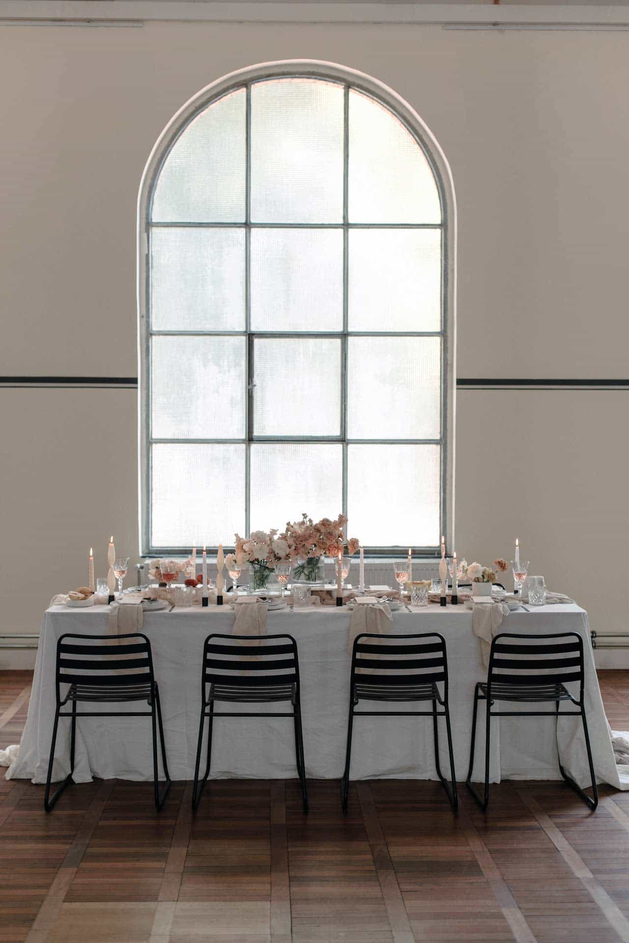 Festliche Hochzeitstafel und Deko.