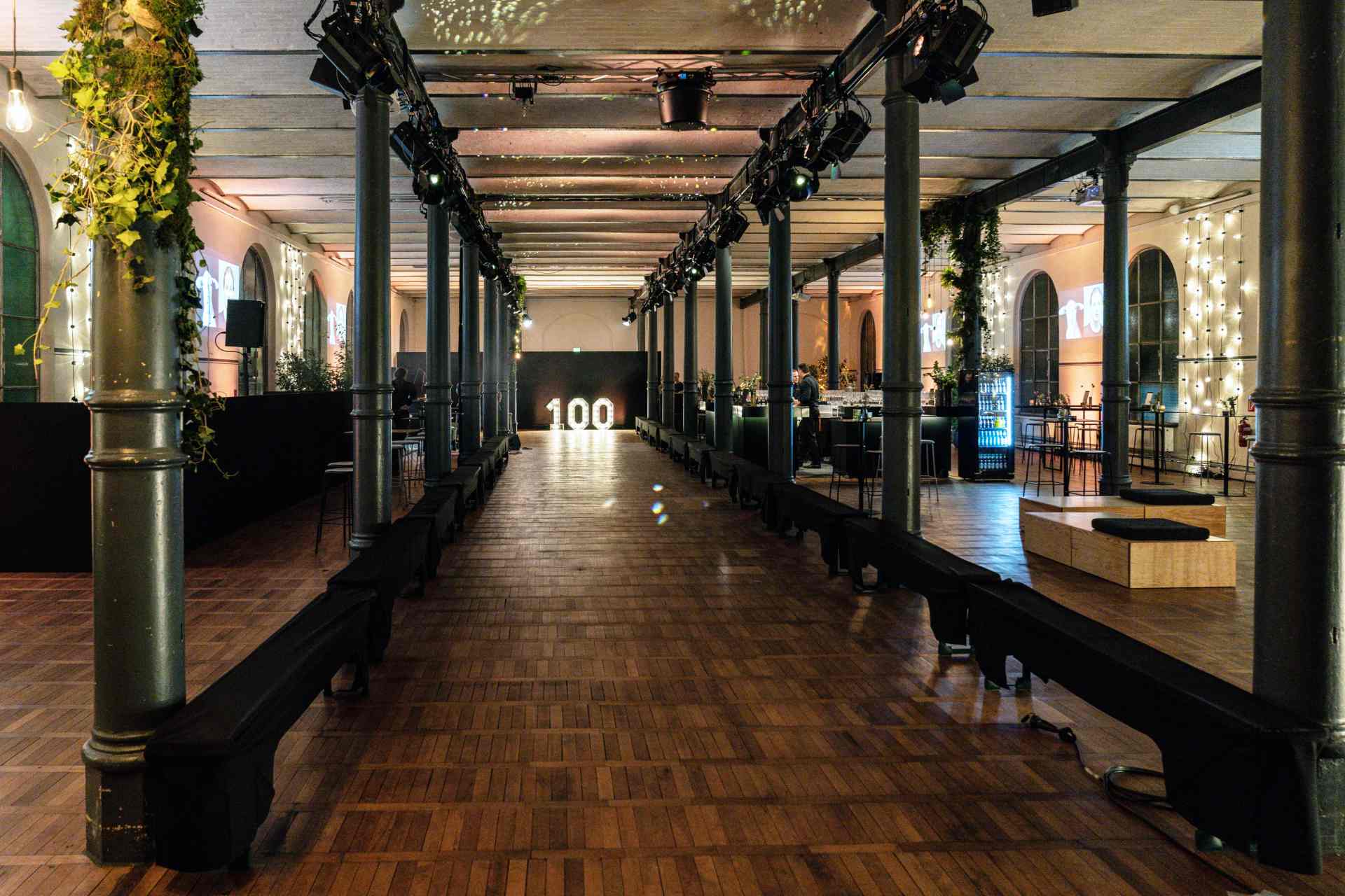 MAERZ München KG Event - Langer Weg mit Beleuchtung