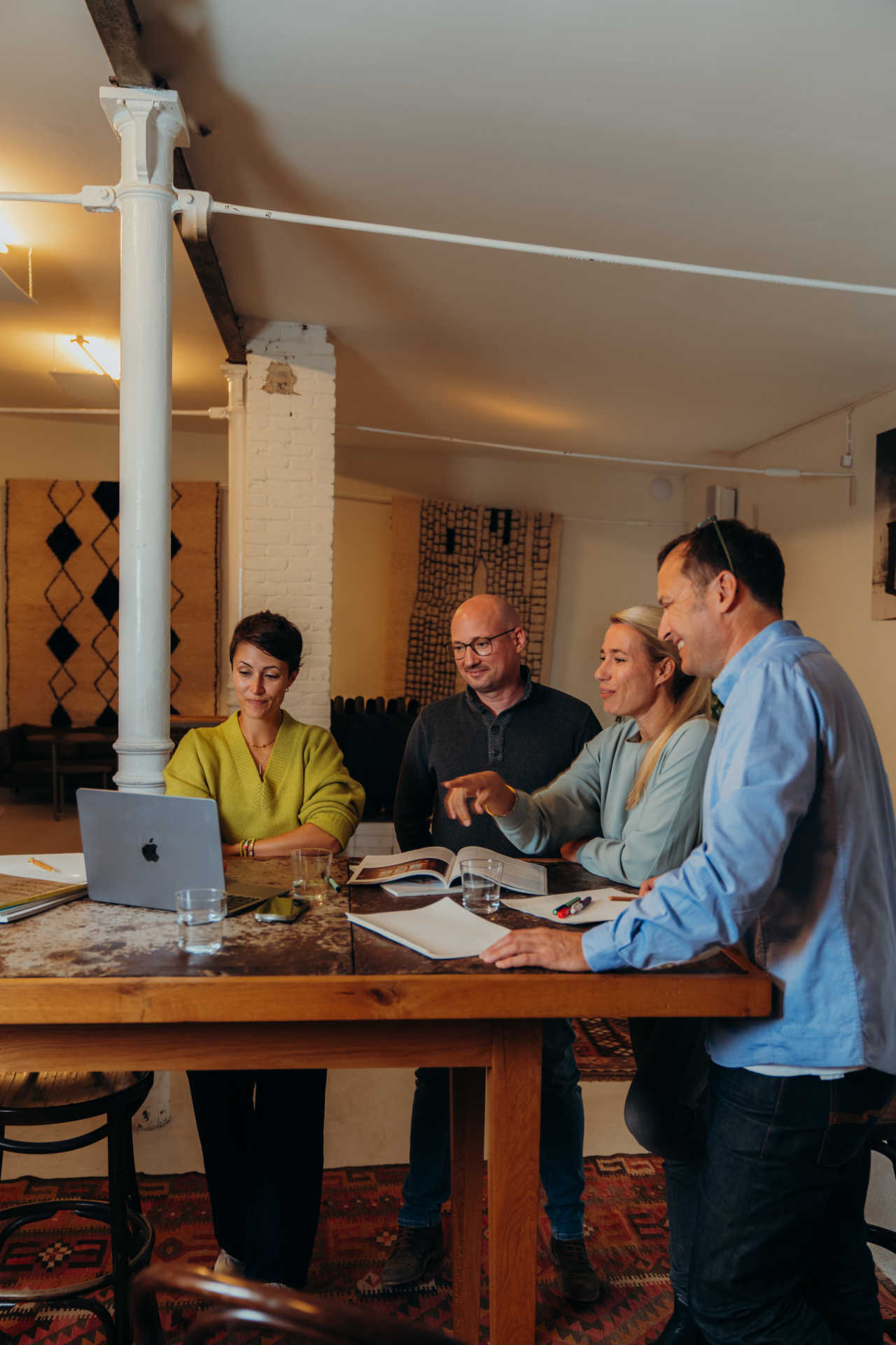 Helmchen Event + Location Team auf Couch.