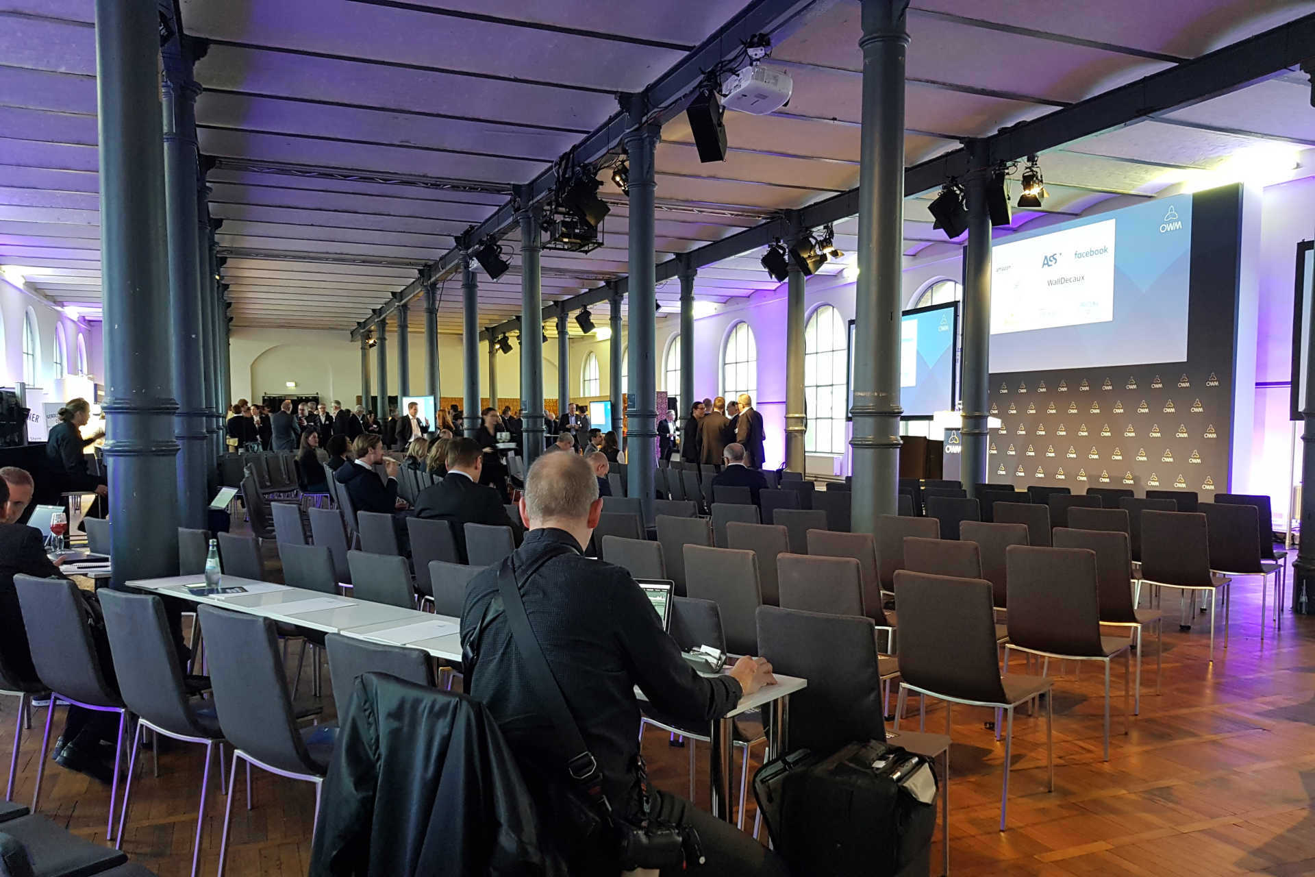 Großer Saal mit Konferenzbestuhlung vor einer Bühne