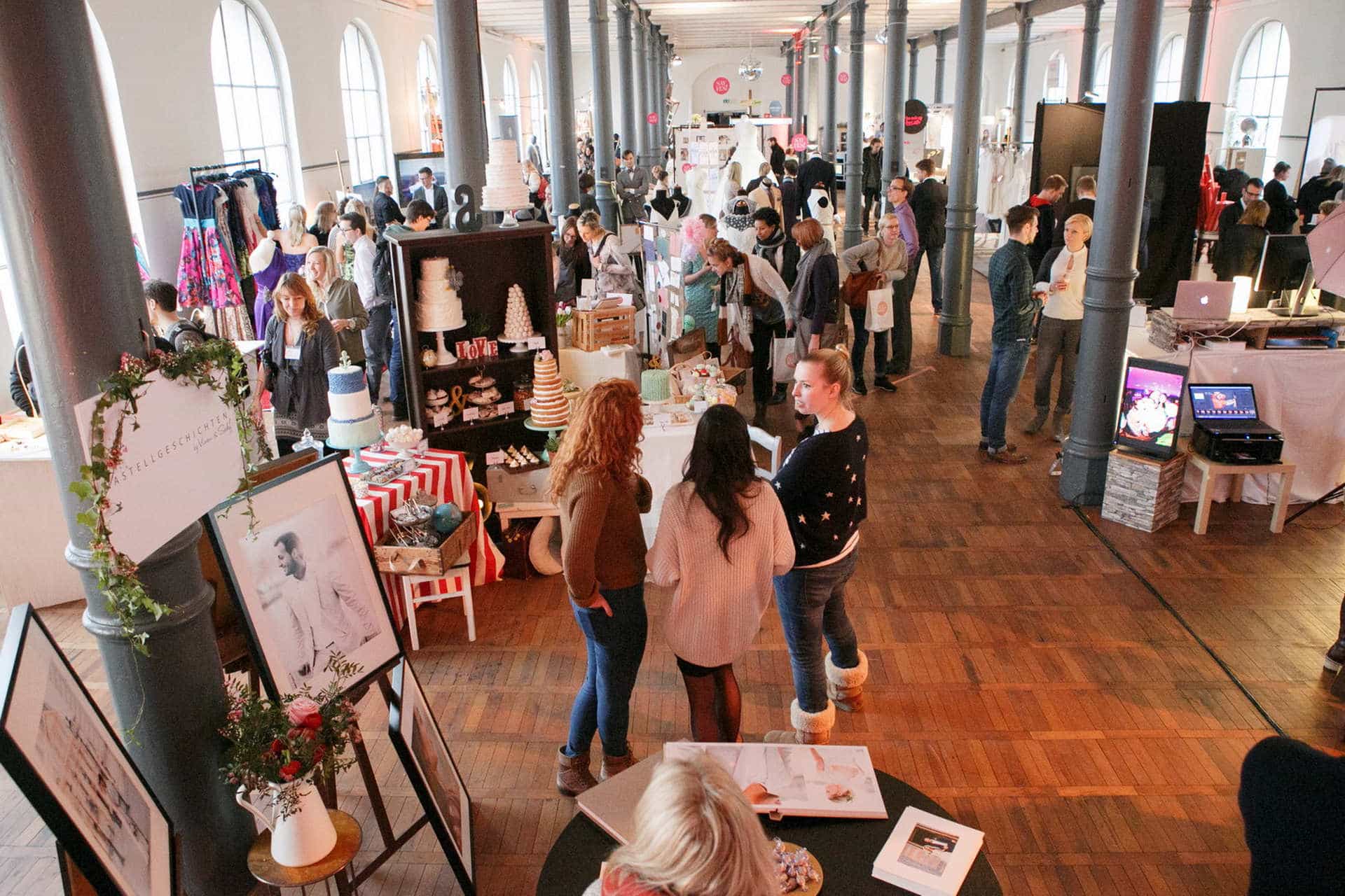 Love Circus Bash - Stilvolle Bar mit Projektionen im Hintergrund