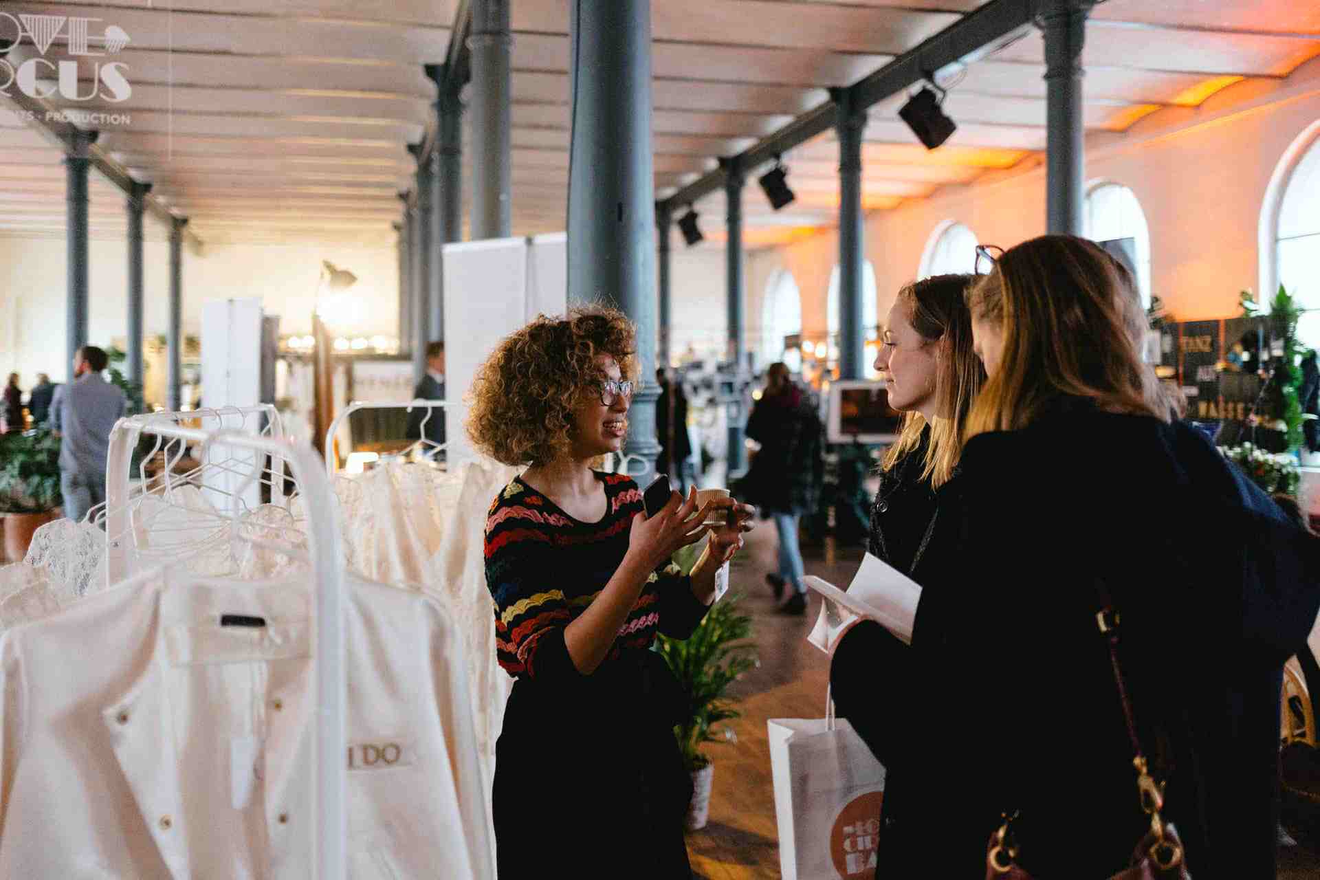 Love Circus Bash - Stilvolle Bar mit Projektionen im Hintergrund