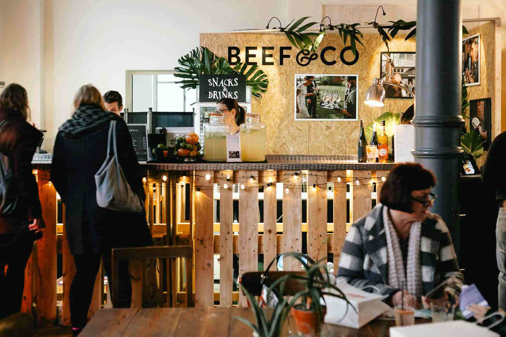 Love Circus Bash - Stilvolle Bar mit Projektionen im Hintergrund