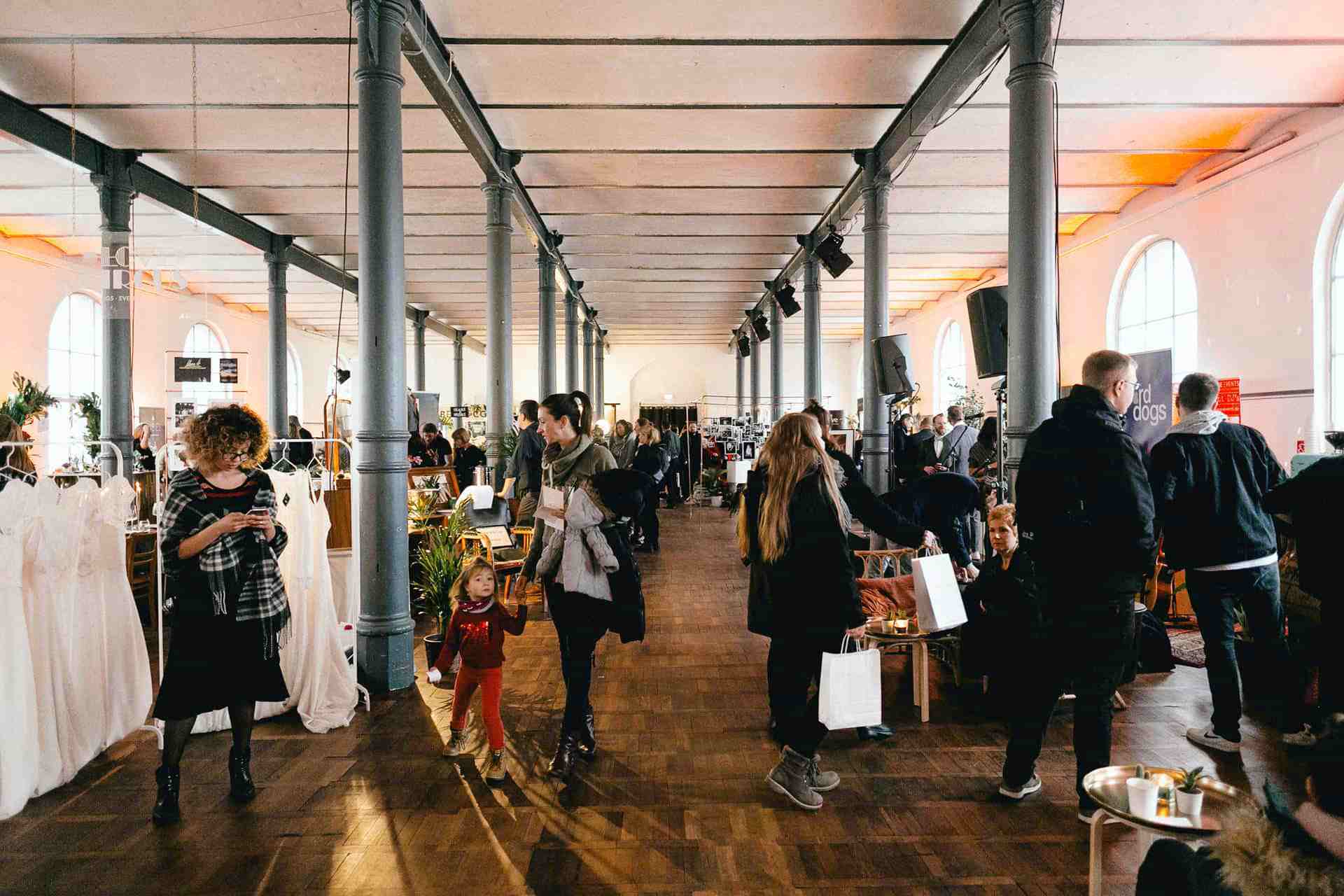 Love Circus Bash - Stilvolle Bar mit Projektionen im Hintergrund