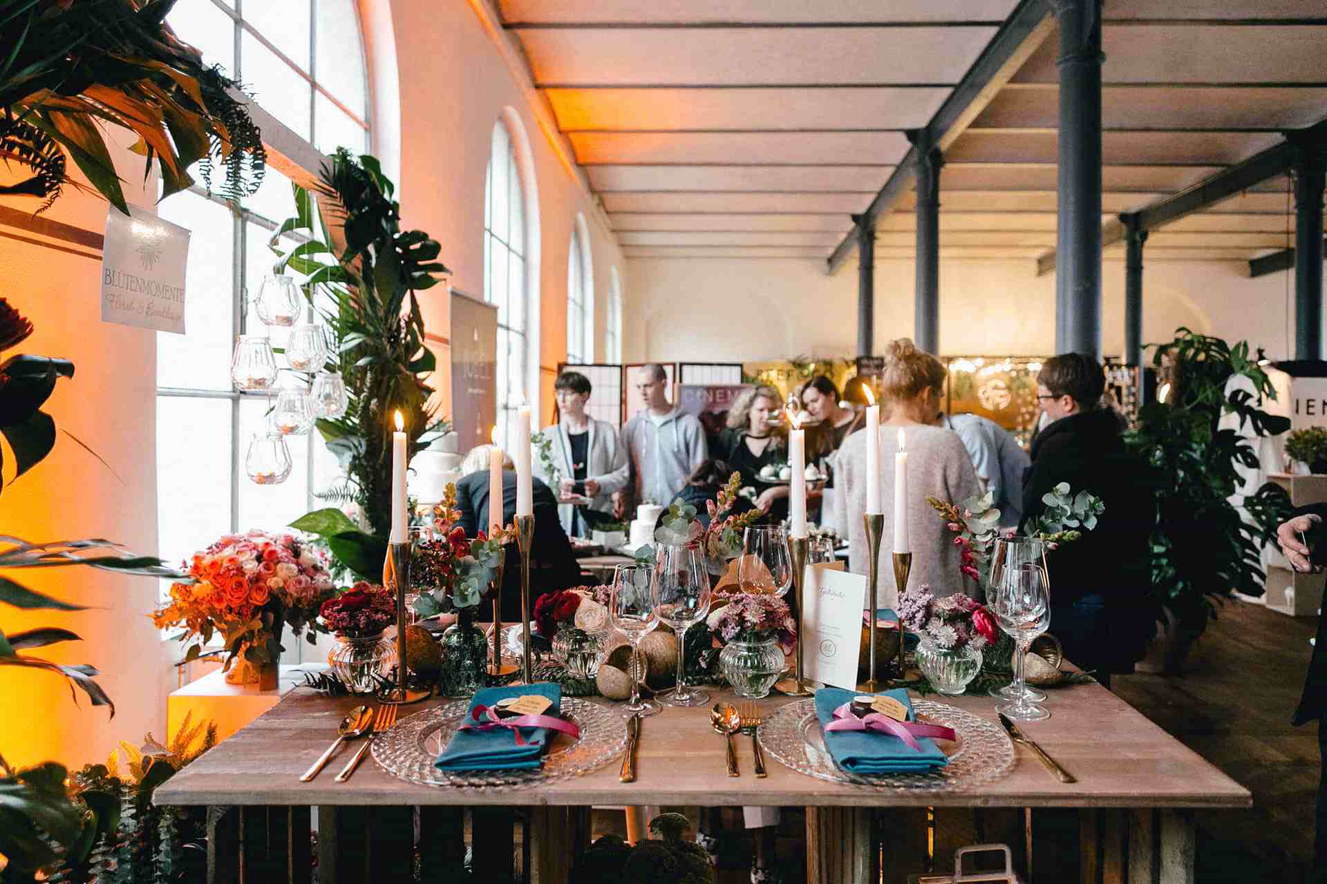 Love Circus Bash - Stilvolle Bar mit Projektionen im Hintergrund