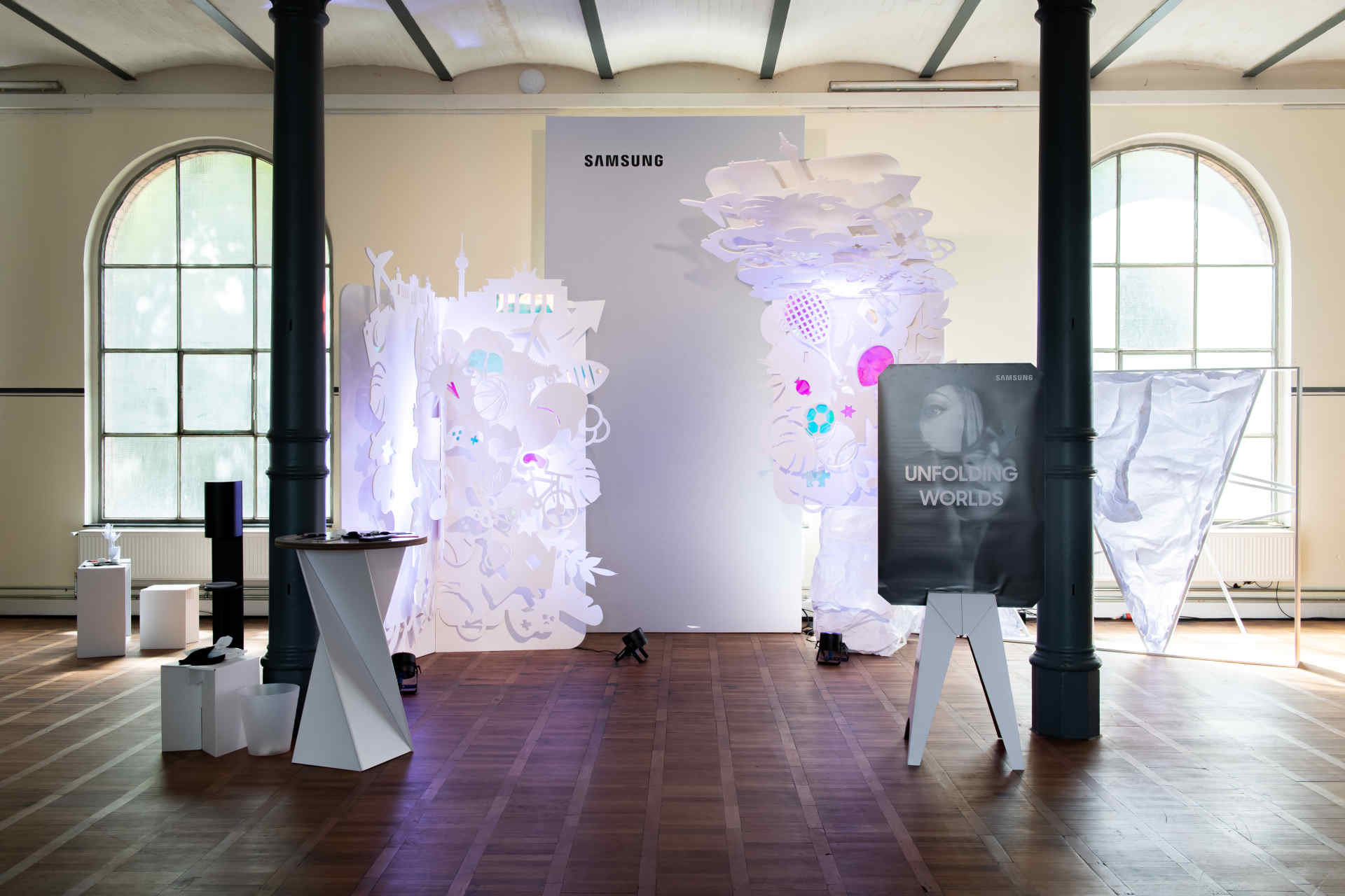 Installation mit Branding mit großen, hellen Elementen