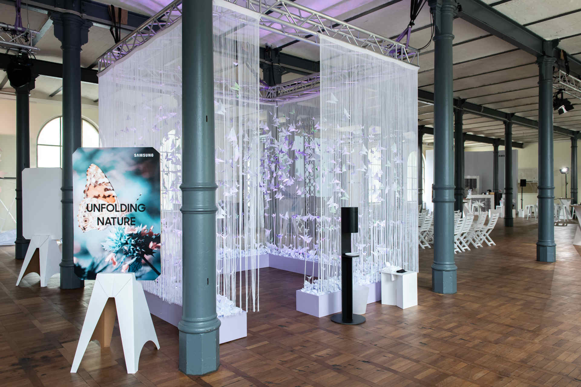 Abgeteilter Quarder im Saal durch weiße Fadenvorhänge