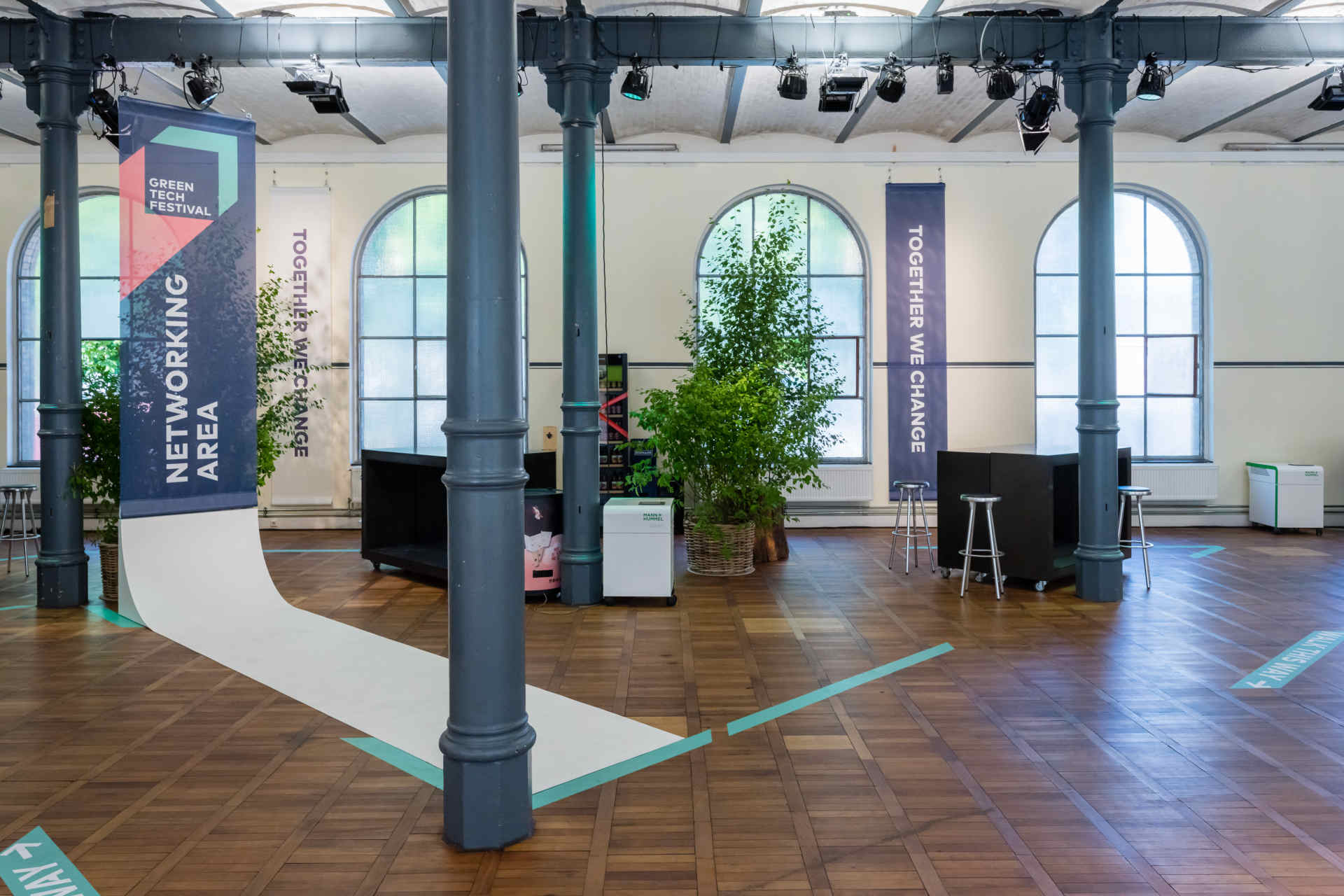 Industrielle Eventlocation mit langen, gebrandeten Bannern, die den Boden entlang ausgerollt sind