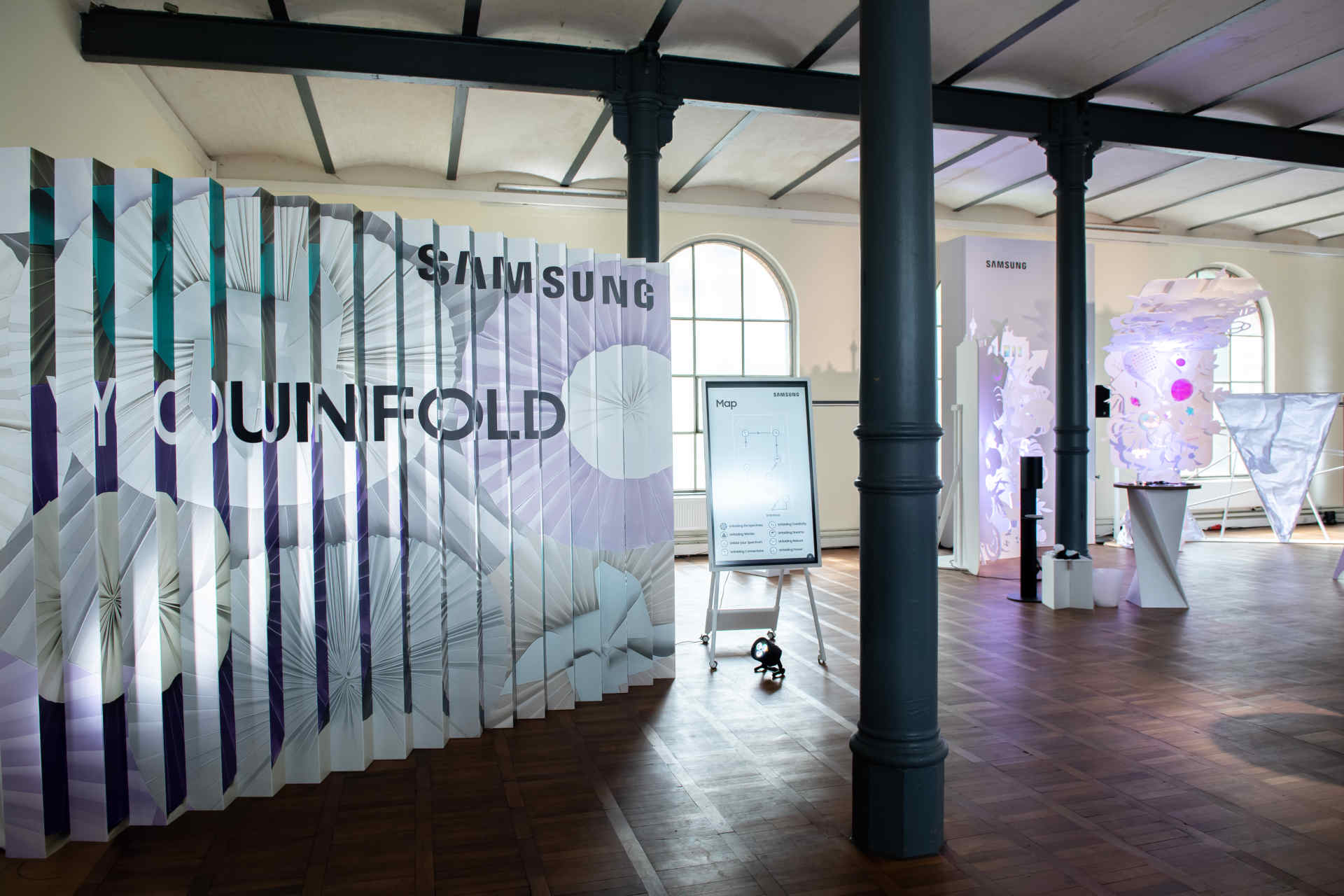 Große Instalaltion, Werbewand und weiteren Elementen