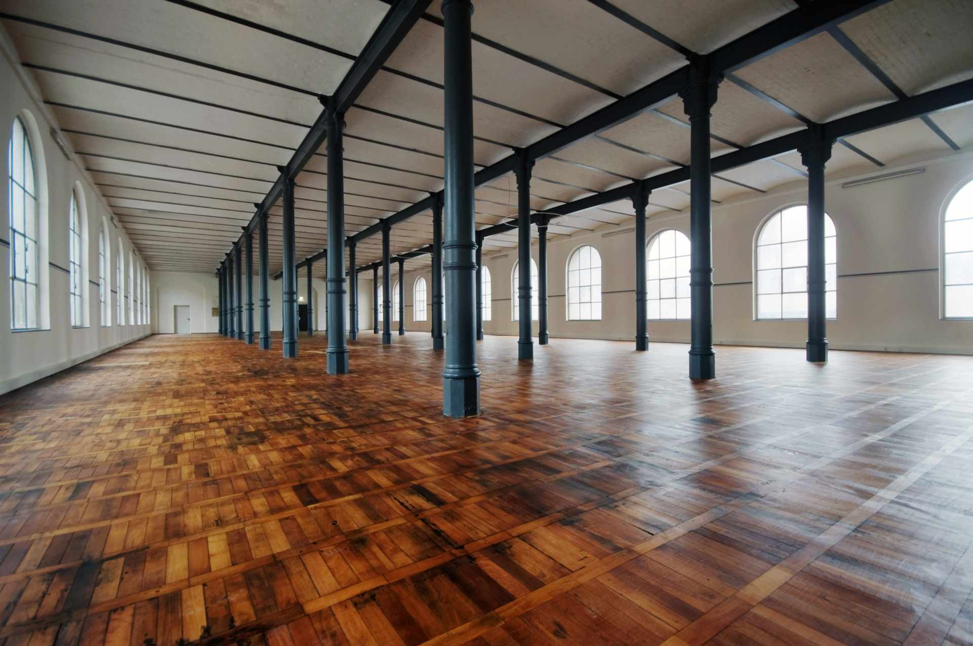 Seitlicher Blick in das Magazin der Heeresbäckerei