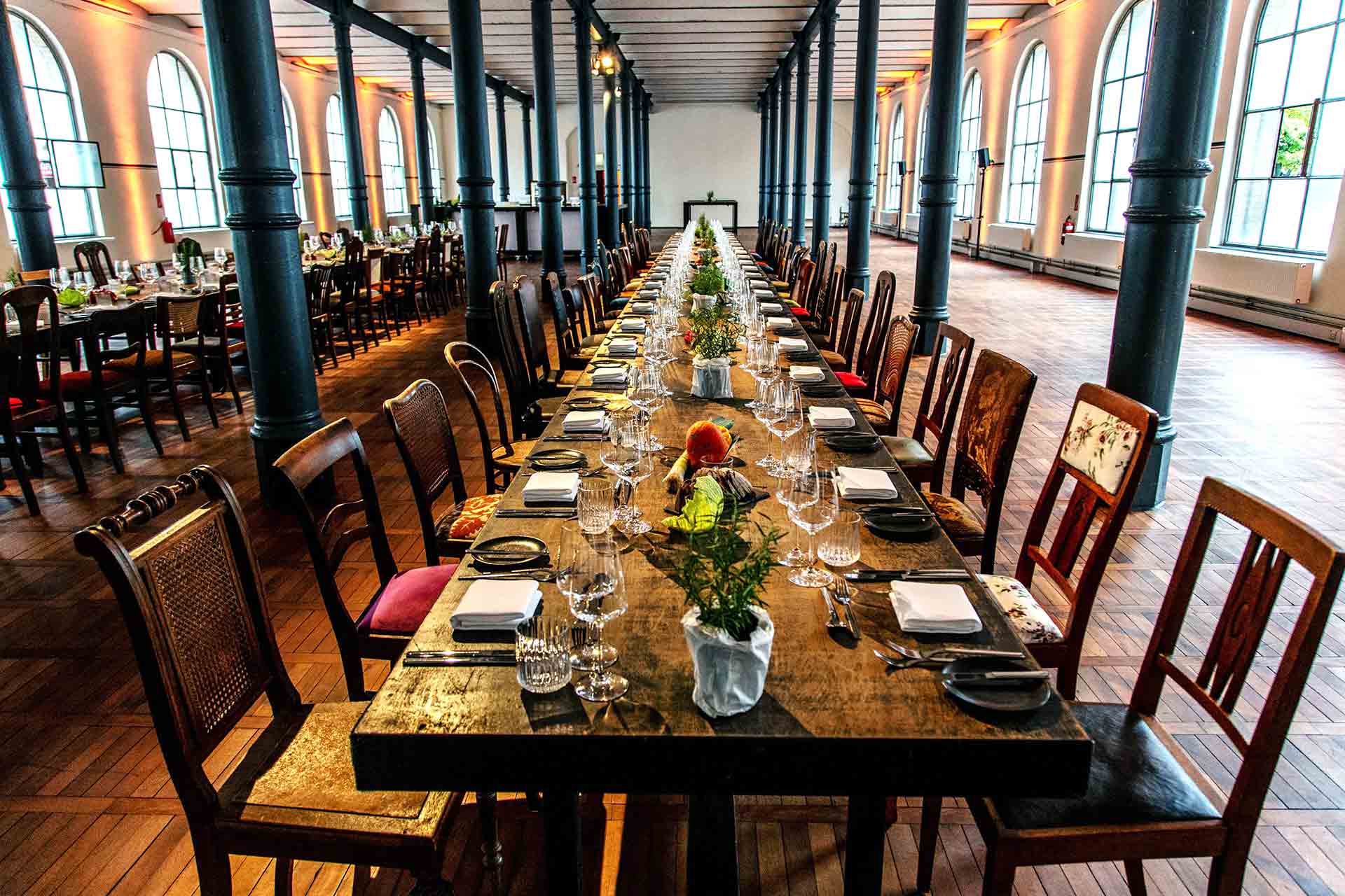 Bankett im Magazin Heeresbäckerei Konferenz feslich gedeckte lange Tische heller raum große Fenster