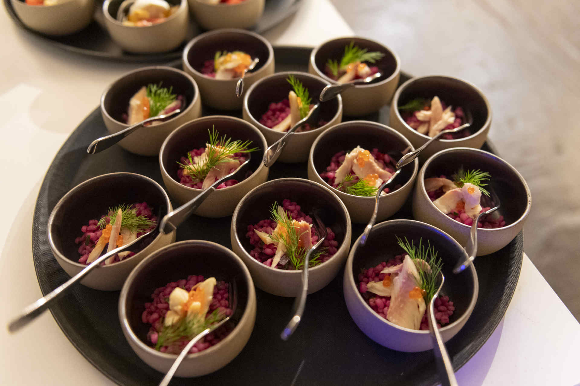 Tablett gefüllt mit vielen kleinen Schälchen mit kleinen Speisen