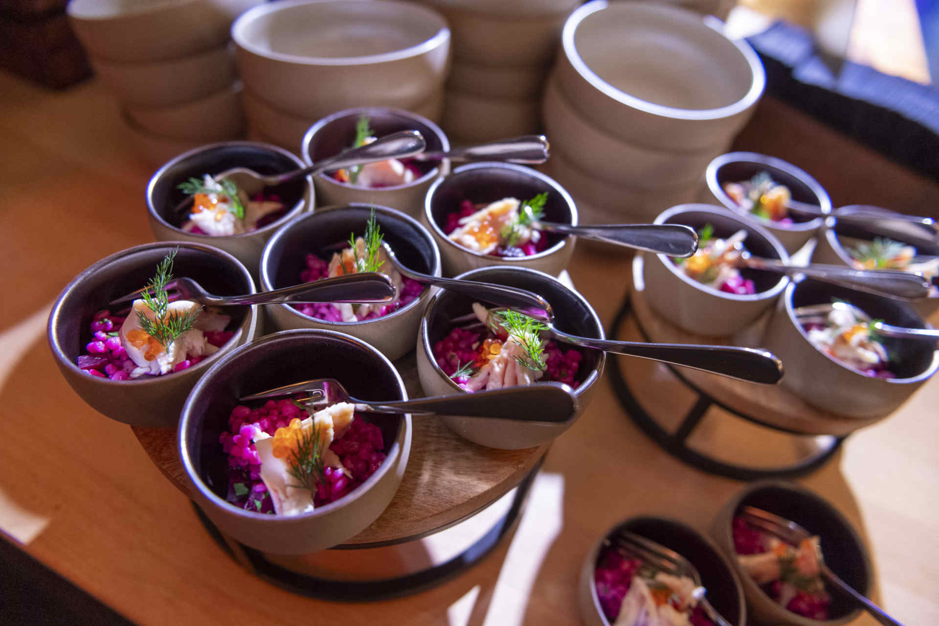 Buffetstation mit vielen Essensschälchen