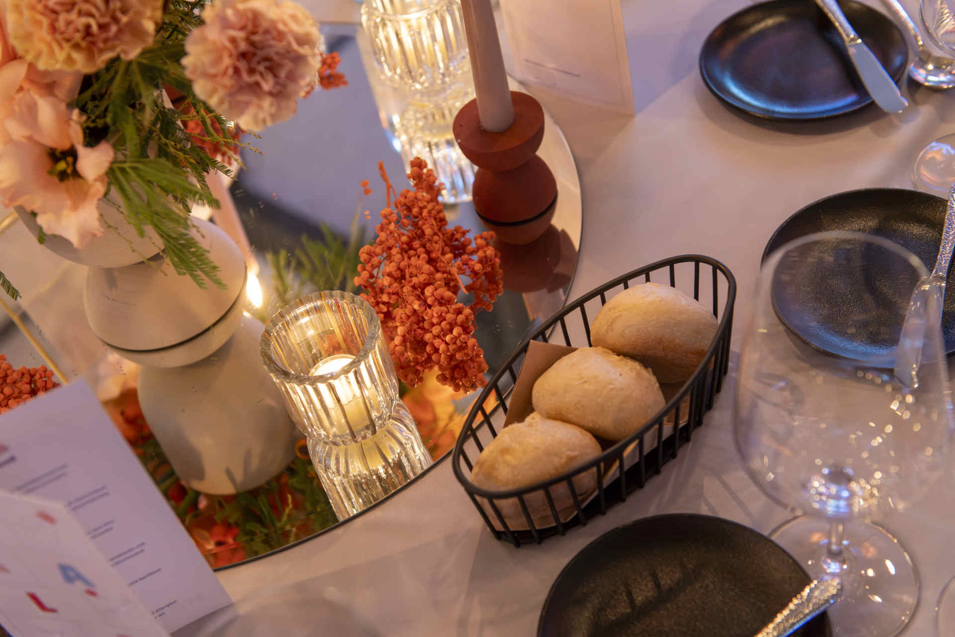 Dekorierter Dinnertisch mit Teelichtern und Brotkorb