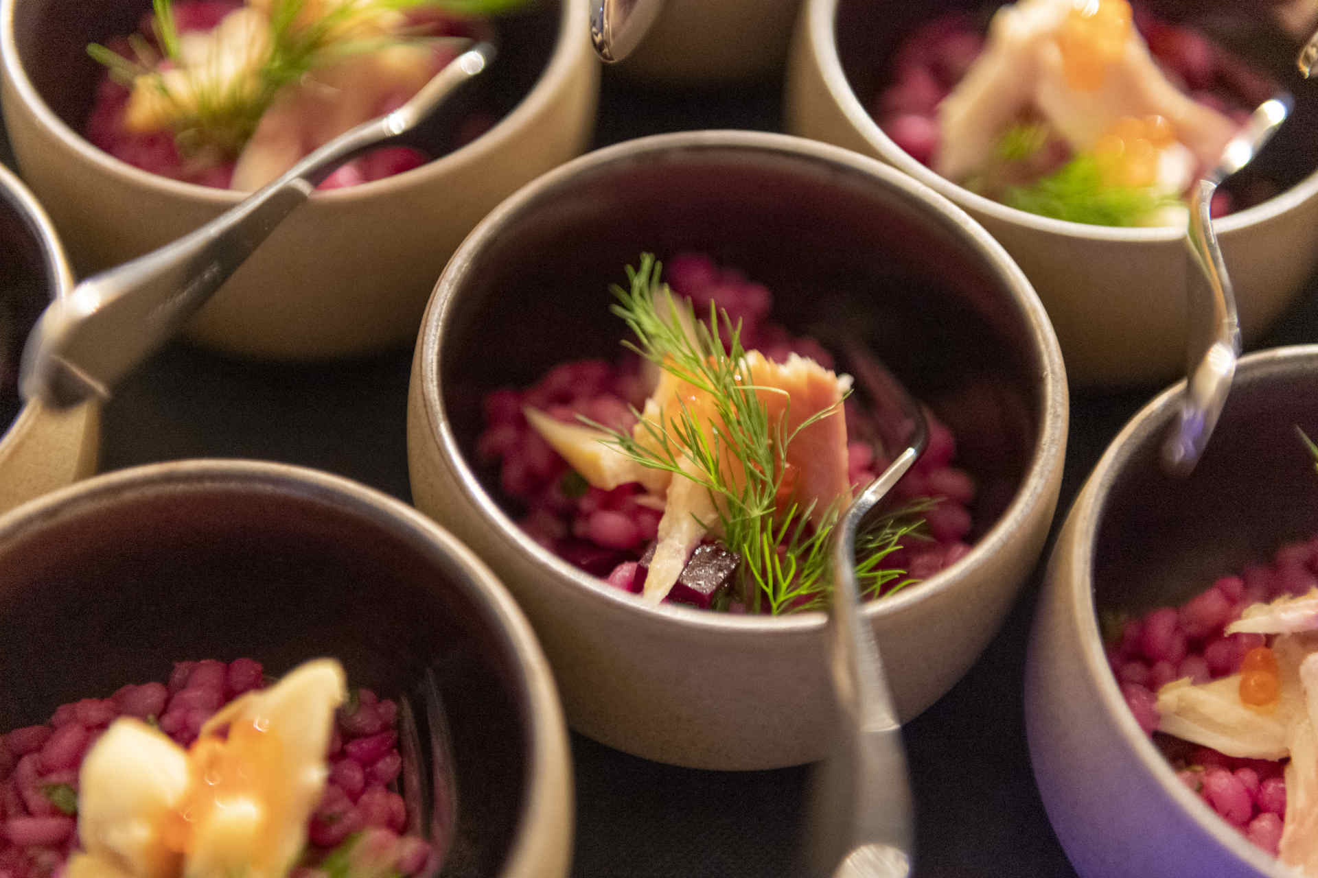 Detailaufnahme von vielen Schälchen, gefüllt mit Speisen