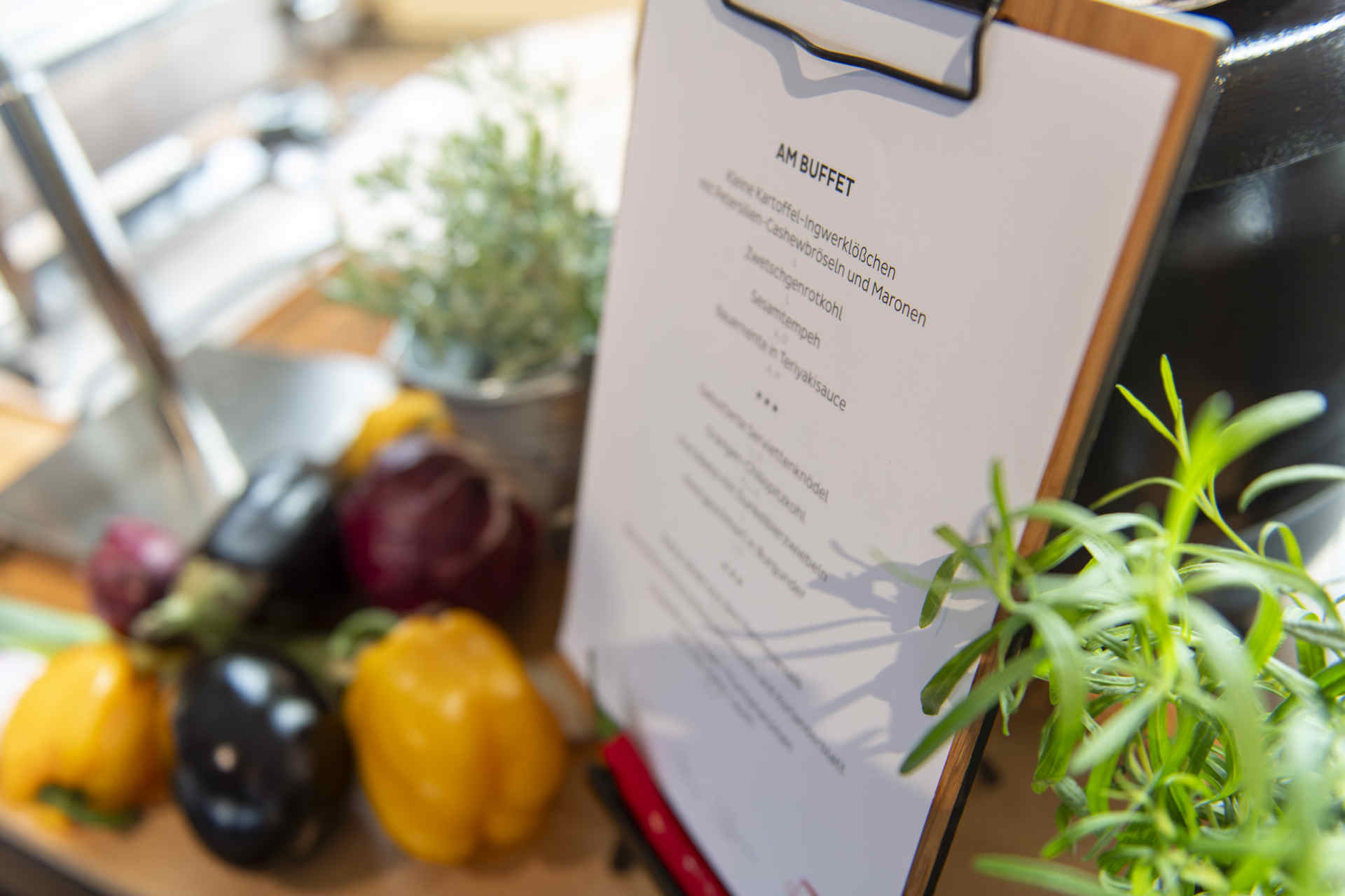 Blick auf Buffet mit Menükarte und Gemüse
