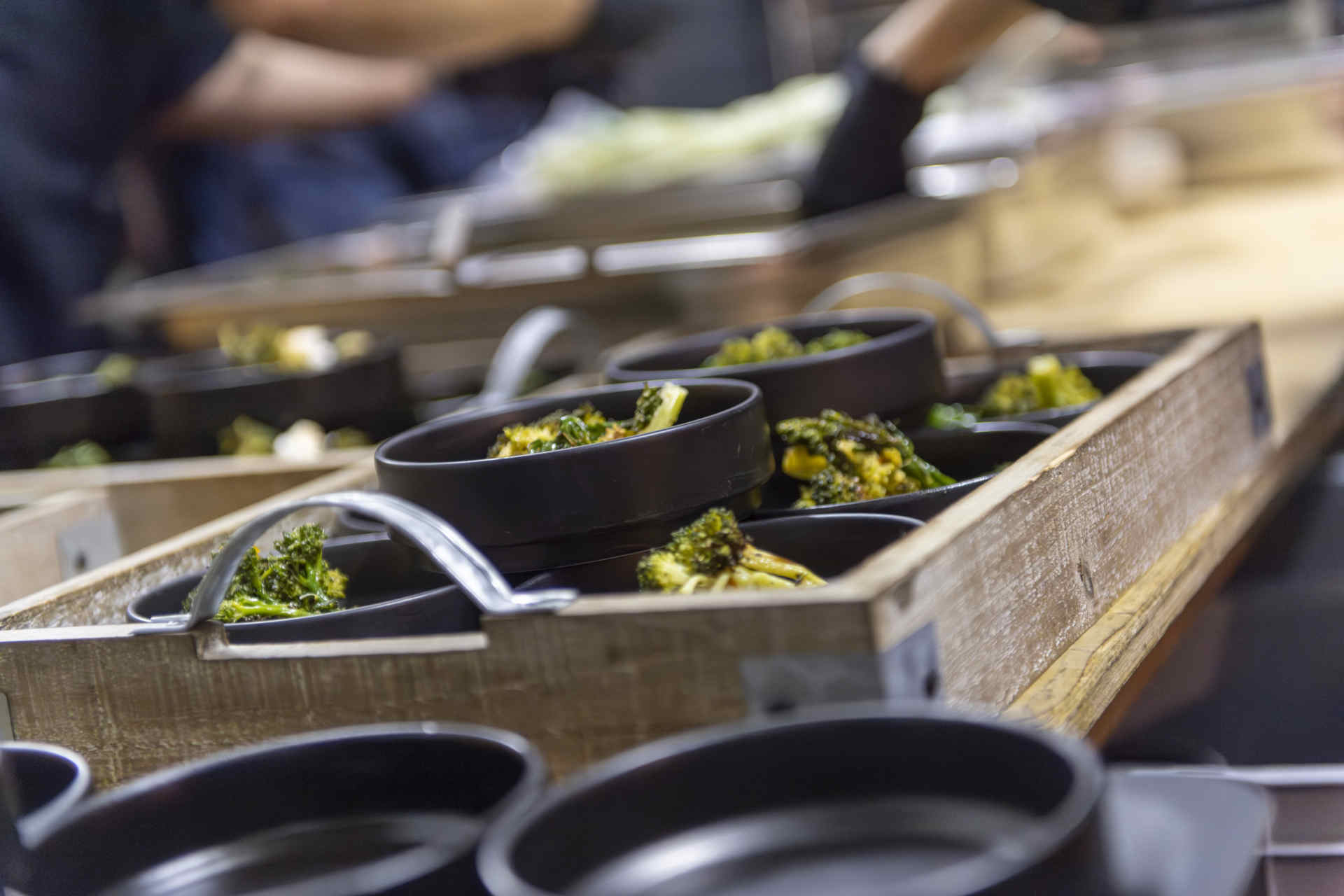 Tabletts aus Holz mit vielen gefüllten Schälchen