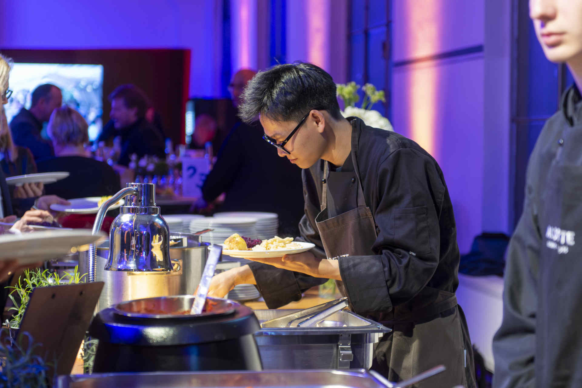 Buffetstation mit Personal bei der Essensausgabe