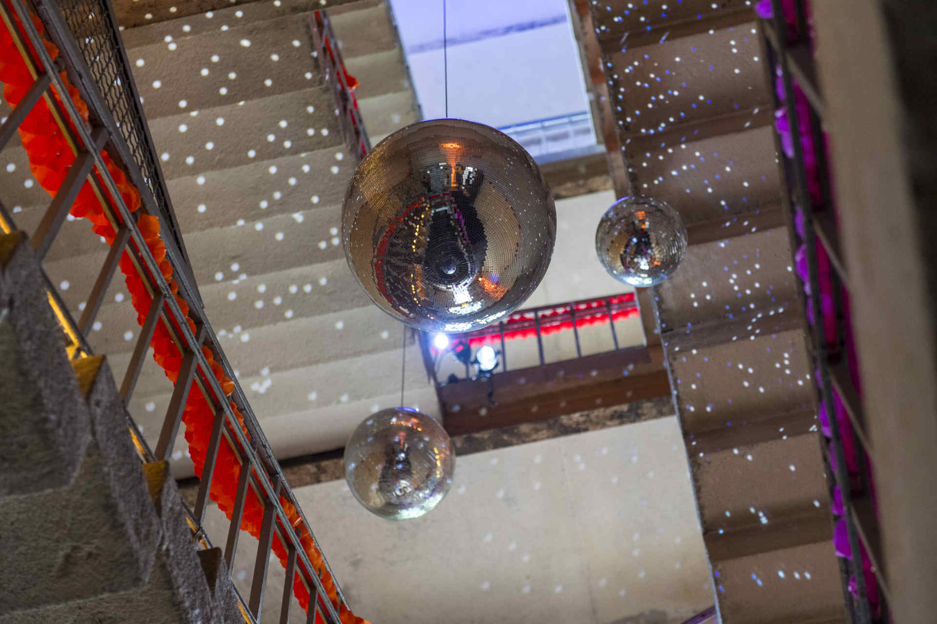 Große Bar mit Blumendekoration und Obstkorb im Saal