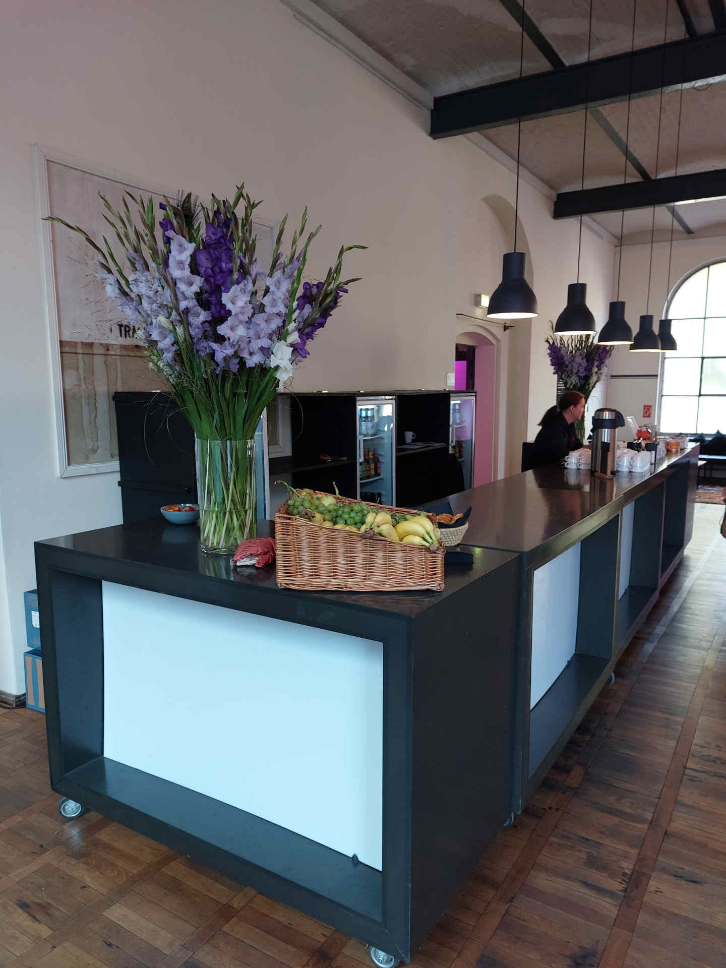 Blick in die Höhe eines Treppenhauses, dekoriert mit mehreren Discokugeln