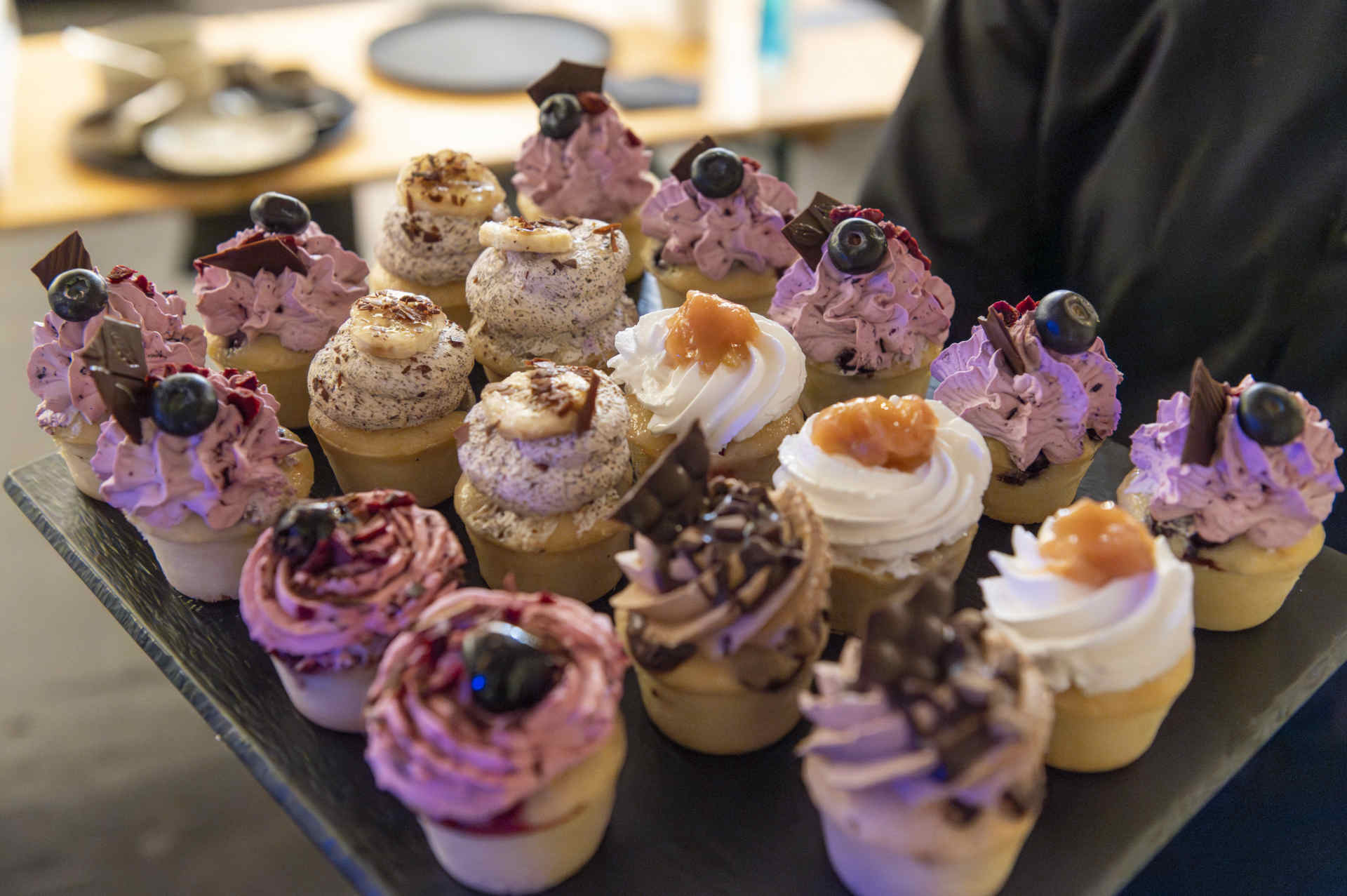 Tablett mit vielen bunten Muffins