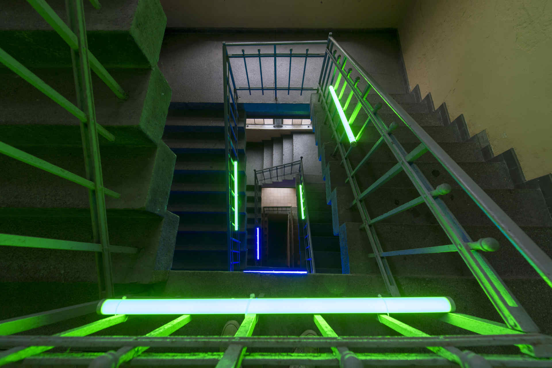 Blick in Treppenhaus Schacht mit grüner Effektbeleuchtung