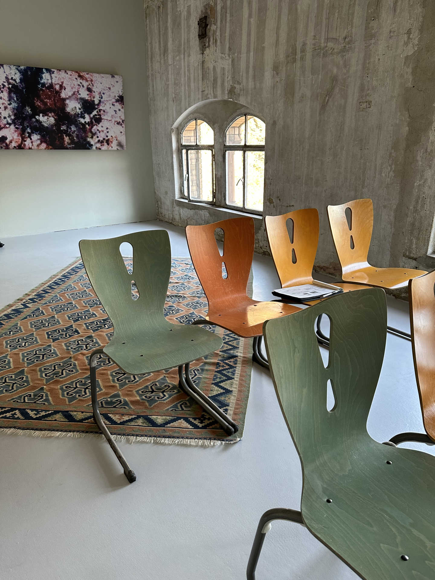 Heeresbckerei Industrieller Raum mit bunten Schulstühlen und Teppich