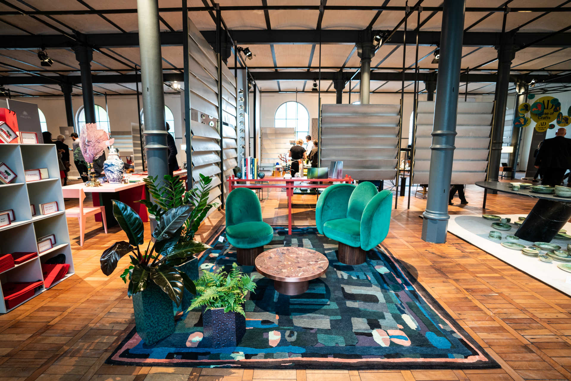 Ausschnitt einer Möbelmesse mit Designer Sesseln und Jalousie Raumtrenner.