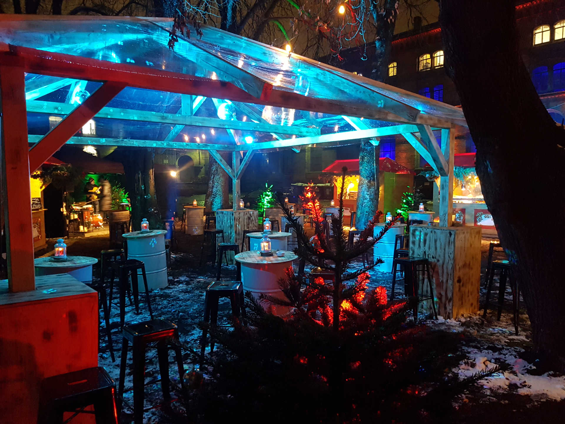 Außenbereich mit Weihnachtsmarkt Setting am Abend