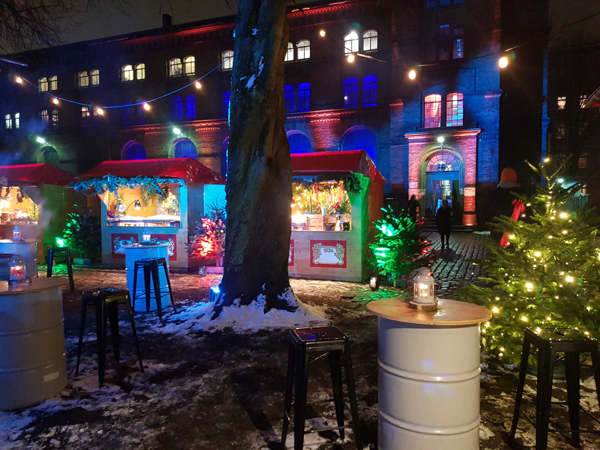 Außenbereich mit Weihnachtsmarkt Setting am Abend