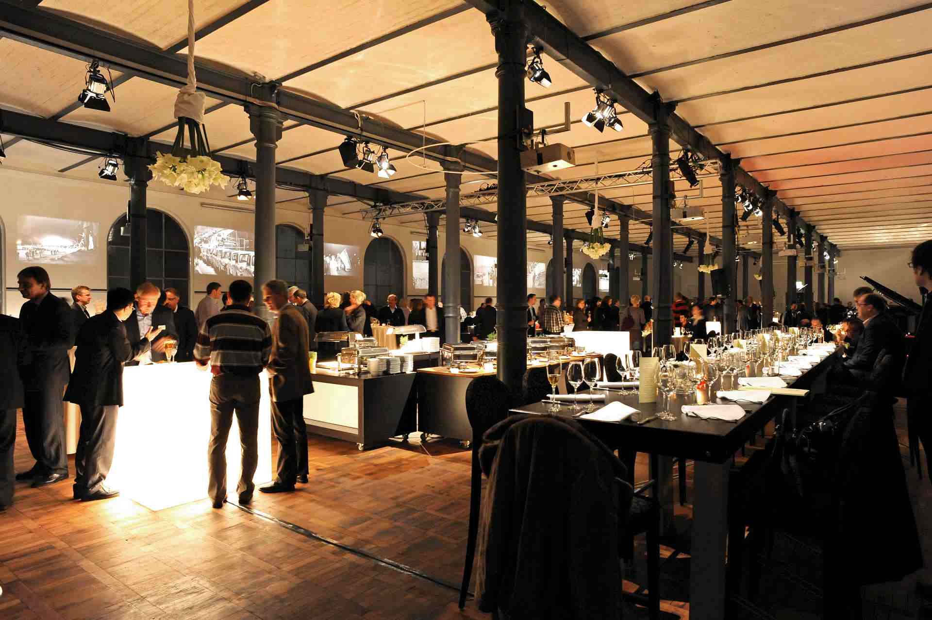 Helmchen Event + Location Pink lights Event Treppenhaus