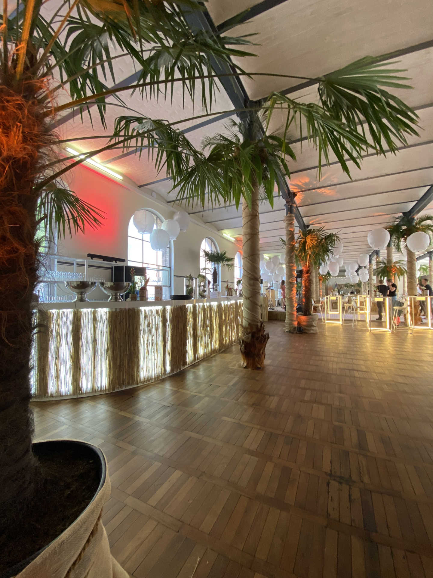 Festsaal mit Palmendekoration