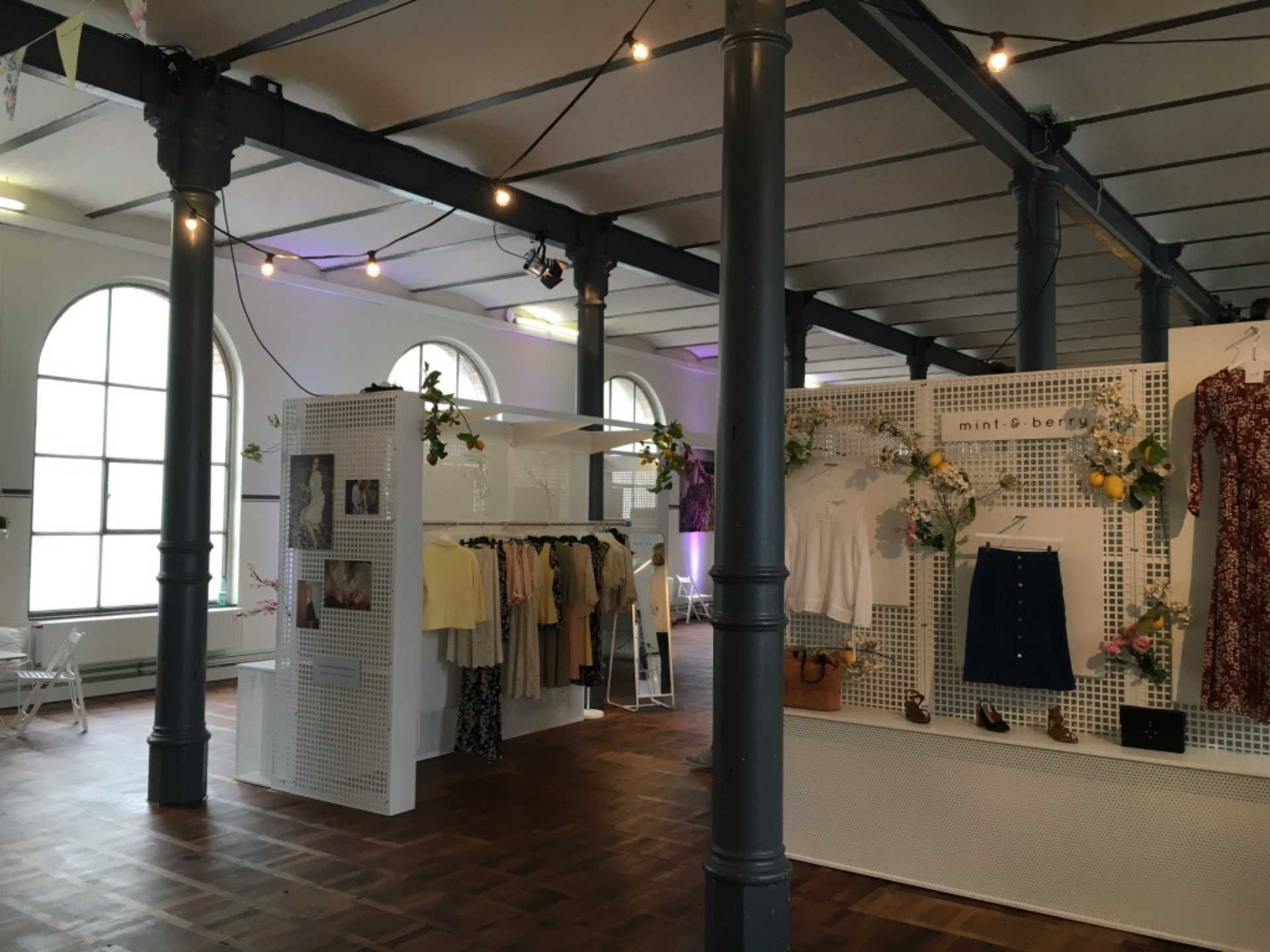 Industrieller Saal mit Mode Produktpräsentationen.