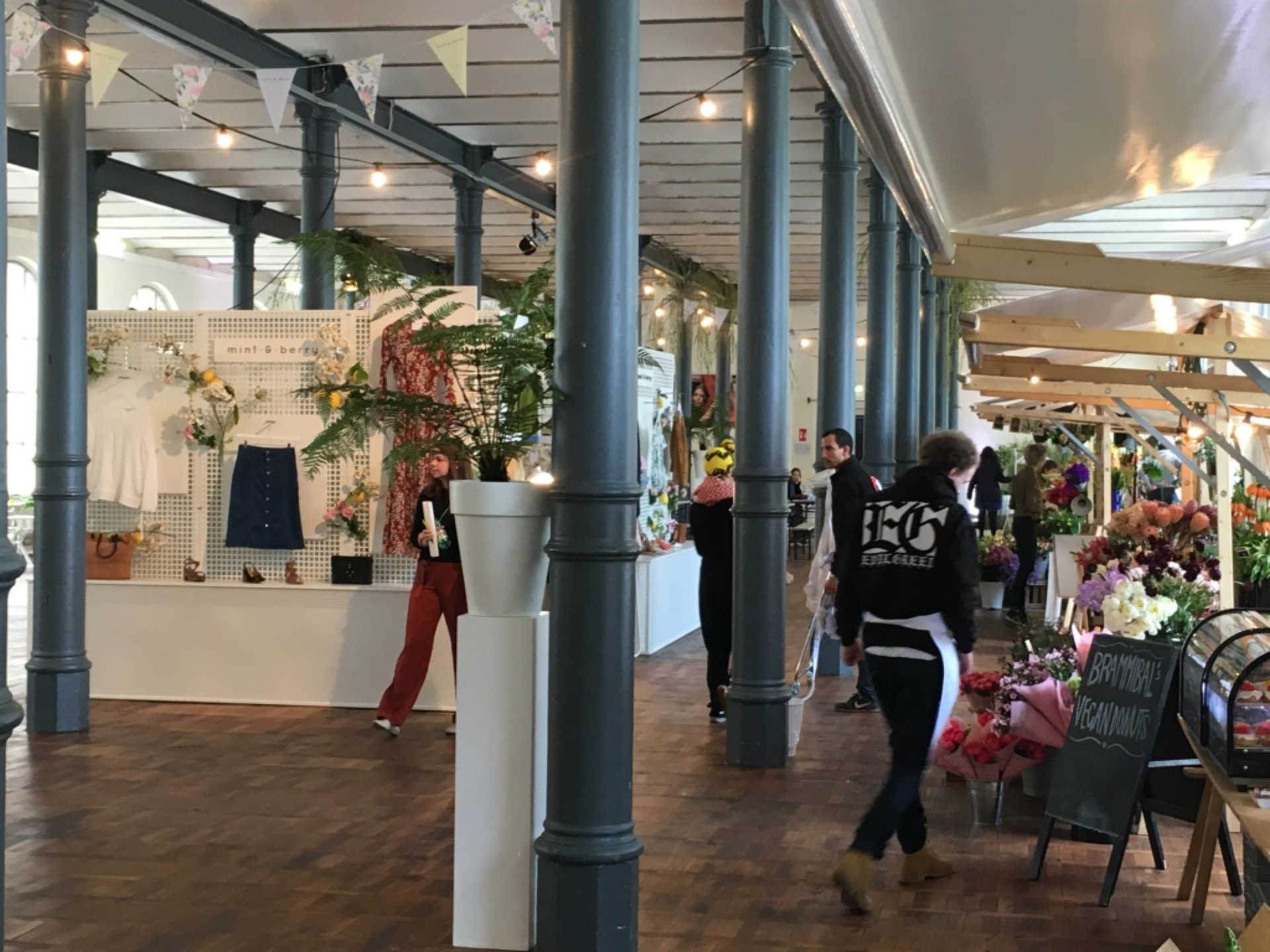 Großer Saal mit Marktständen und Säulen.