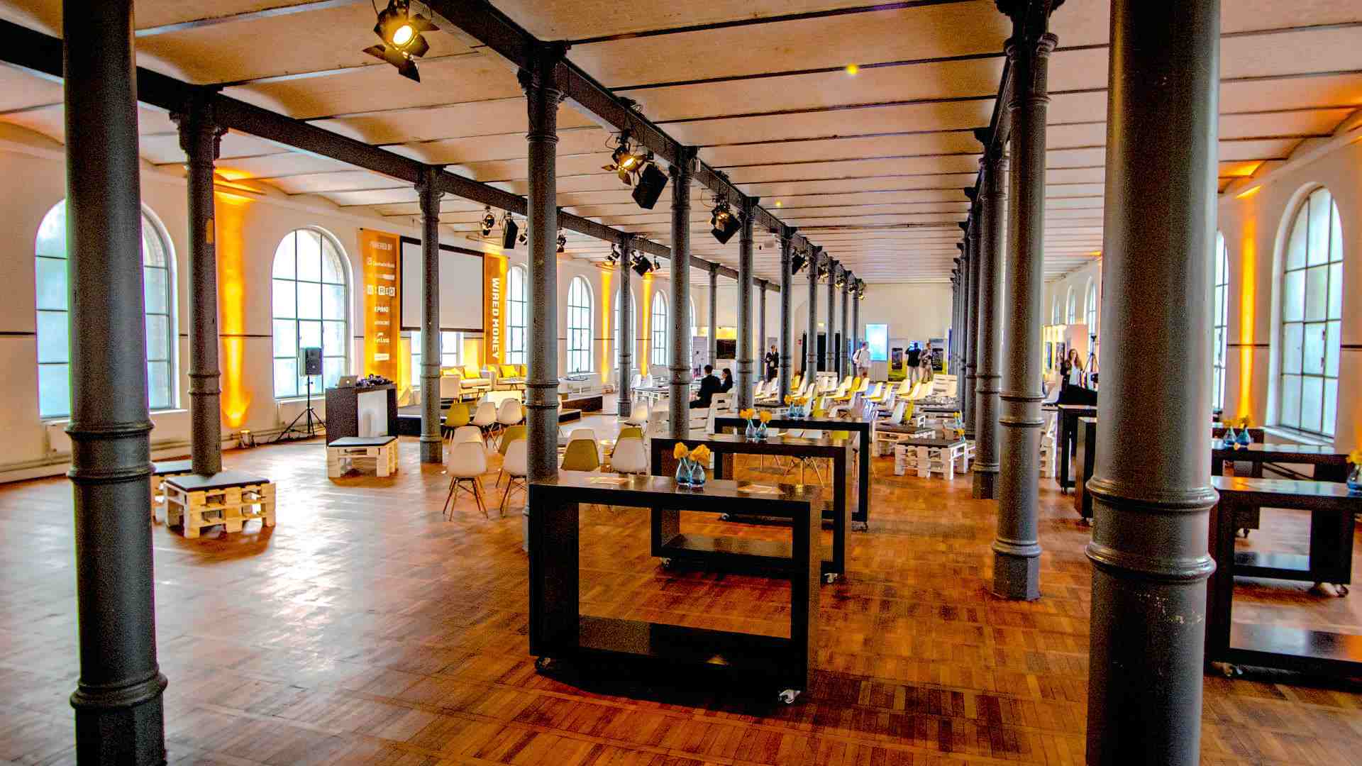 Vertical Media GmbH / WIRED Money Conference - Stilvolle Bar mit Projektionen im Hintergrund