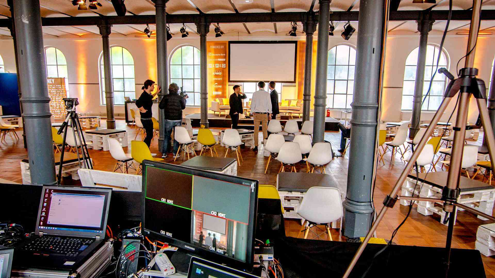 Vertical Media GmbH / WIRED Money Conference - Langer Weg mit Beleuchtung